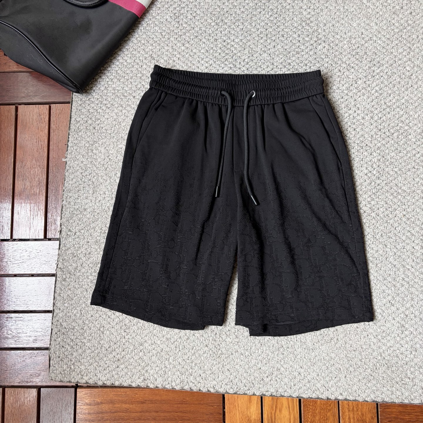 NO:932701,dr 2026ss summer new original counter casual shorts, luxury classic brand original LOGO accessories, counter best-selling style, very comfortable to wear, low-key yet luxurious, very classy to wear. Needless to say the trousers style and tailoring, the upper body is exquisite and high-end, first-class and top-quality materials. Really palace-level casual trousers. The cotton of Turkey is of outstanding quality. After heavy washing, the pants are very soft!  Don't be picky. The upper body is absolutely stylish and extremely luxurious. Please state your height and weight when placing an order for sizes M-3XL.,,shorts,19860909dr 2026ss夏季新款原单专柜休闲短裤,奢华经典品牌原版LOGO配饰 专柜热销款 身穿着非常舒适 低调不失奢华 穿出去非常有档次 裤型款式和裁剪亦无需多言 上身精致跃然高档一等一顶级质料 真正殿堂级的休闲裤 选用土耳其的棉花品质卓然,经过重水洗使得裤子很柔软！不挑人 上身绝对的有型 极度奢华. 尺码M-3XL下单报身高体重.,,shorts,,Men's clothing