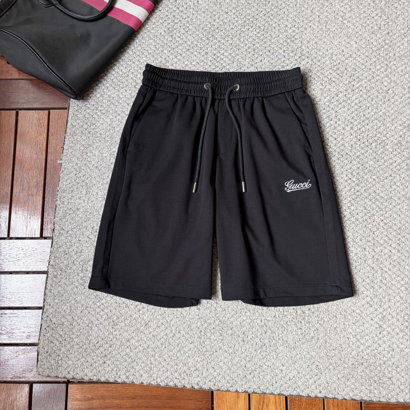 NO:932707,Gucci 2026ss summer new original counter casual shorts, luxury classic brand original LOGO accessories, counter best-selling model. Very comfortable to wear, low-key yet luxurious, very classy to wear. Needless to say the trousers style and tailoring. The upper body is exquisite and high-end, first-class and top-quality materials. Really palace-level casual pants. The cotton of Turkey is of outstanding quality. After heavy washing, the pants are very soft!  Don't be picky. The upper body is absolutely stylish and extremely luxurious. Please state your height and weight when placing an order for sizes M-3XL.,,shorts,19860909古奇 2026ss夏季新款原单专柜休闲短裤,奢华经典品牌原版LOGO配饰 专柜热销款 身穿着非常舒适 低调不失奢华 穿出去非常有档次 裤型款式和裁剪亦无需多言 上身精致跃然高档一等一顶级质料 真正殿堂级的休闲裤 选用土耳其的棉花品质卓然,经过重水洗使得裤子很柔软！不挑人 上身绝对的有型 极度奢华. 尺码M-3XL下单报身高体重.,,shorts,,Men's clothing