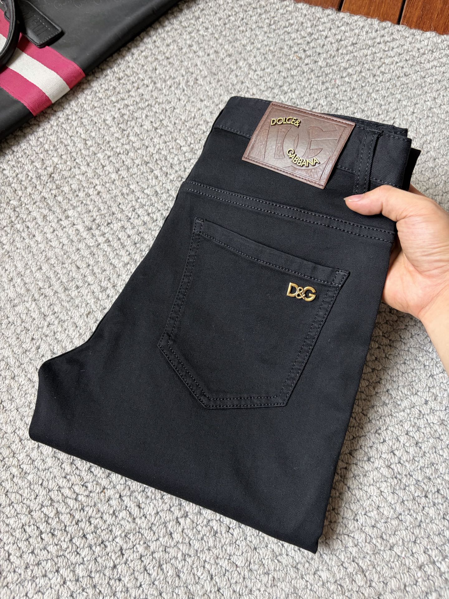 NO:877910,Dolce & Gabban’s new jeans!  Heavy-duty fermentation and washing process, the slim straight version with elastic upper body is very comfortable, and it is very classy to wear. Needless to say, the style and tailoring of the pants, the G mesh logo is highly recognizable!  Truly a first-class top trendy product!  Really top-notch jeans, using Turkish cotton to produce the most famous denim fabric. The quality is outstanding. After heavy-duty fermentation and washing, the pants are very soft!  The straight-leg version is not picky and the upper body is absolutely stylish!  !  !  Size 29——3837,,Dolce&Gabbana,jeans,19860909杜嘉班‘’新款牛仔裤！重工酵磨水洗工艺,修身直筒版型带弹力上身非常舒适,穿出去非常有档次,裤型款式和裁剪亦无需多言 ,G网Logo辨识度极高！真正一等一顶级潮品！真正殿堂级的牛仔裤,选用土耳其的棉花 生产出最有名的单宁布 品质卓然,经过重工酵磨水洗使得裤子很柔软！直脚的版型 不挑人 上身绝对的有型！！！尺码29——3837,,Dolce&Gabbana,jeans,,Men's clothing