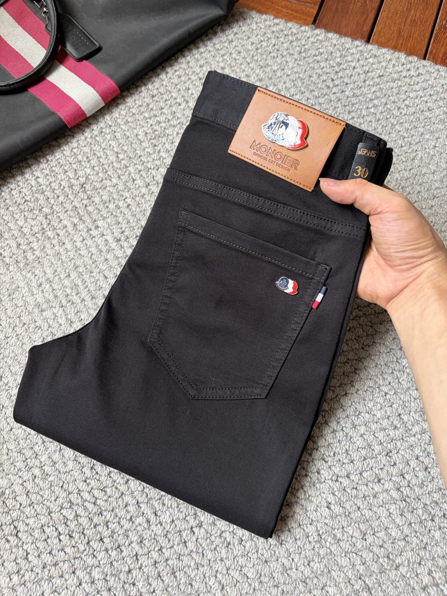 NO:877907,Mouthless new jeans!  Heavy-duty fermentation and washing process, the slim straight version with elastic upper body is very comfortable, and it is very classy to wear. Needless to say, the style and tailoring of the pants, the G mesh logo is highly recognizable!  Truly a first-class top trendy product!  Really top-notch jeans, using Turkish cotton to produce the most famous denim fabric. The quality is outstanding. After heavy-duty fermentation and washing, the pants are very soft!  The straight-leg version is not picky and the upper body is absolutely stylish!  !  !  Size 29——3837,,Moncler,jeans,19860909蒙口‘’新款牛仔裤！重工酵磨水洗工艺,修身直筒版型带弹力上身非常舒适,穿出去非常有档次,裤型款式和裁剪亦无需多言 ,G网Logo辨识度极高！真正一等一顶级潮品！真正殿堂级的牛仔裤,选用土耳其的棉花 生产出最有名的单宁布 品质卓然,经过重工酵磨水洗使得裤子很柔软！直脚的版型 不挑人 上身绝对的有型！！！尺码29——3837,,Moncler,jeans,,Men's clothing