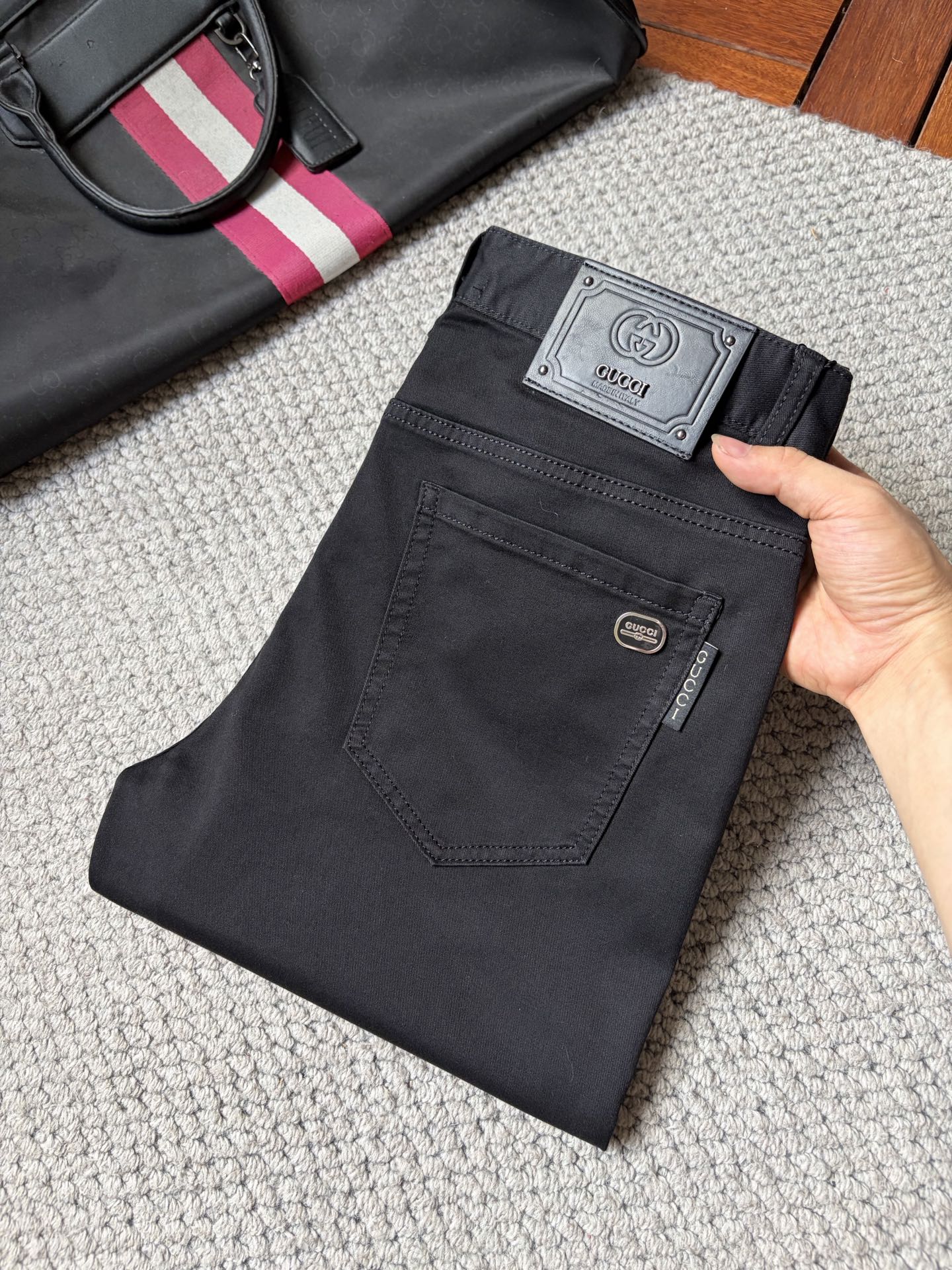 NO:877903,Gucci’s new jeans!  Heavy-duty fermentation and washing process, the slim straight version with elastic upper body is very comfortable, and it is very classy to wear. Needless to say, the style and tailoring of the pants, the G mesh logo is highly recognizable!  Truly a first-class top trendy product!  Really top-notch jeans, using Turkish cotton to produce the most famous denim fabric. The quality is outstanding. After heavy-duty fermentation and washing, the pants are very soft!  The straight-leg version is not picky and the upper body is absolutely stylish!  !  !  Size 29——3837,,jeans,19860909古奇‘’新款牛仔裤！重工酵磨水洗工艺,修身直筒版型带弹力上身非常舒适,穿出去非常有档次,裤型款式和裁剪亦无需多言 ,G网Logo辨识度极高！真正一等一顶级潮品！真正殿堂级的牛仔裤,选用土耳其的棉花 生产出最有名的单宁布 品质卓然,经过重工酵磨水洗使得裤子很柔软！直脚的版型 不挑人 上身绝对的有型！！！尺码29——3837,,jeans,,Men's clothing
