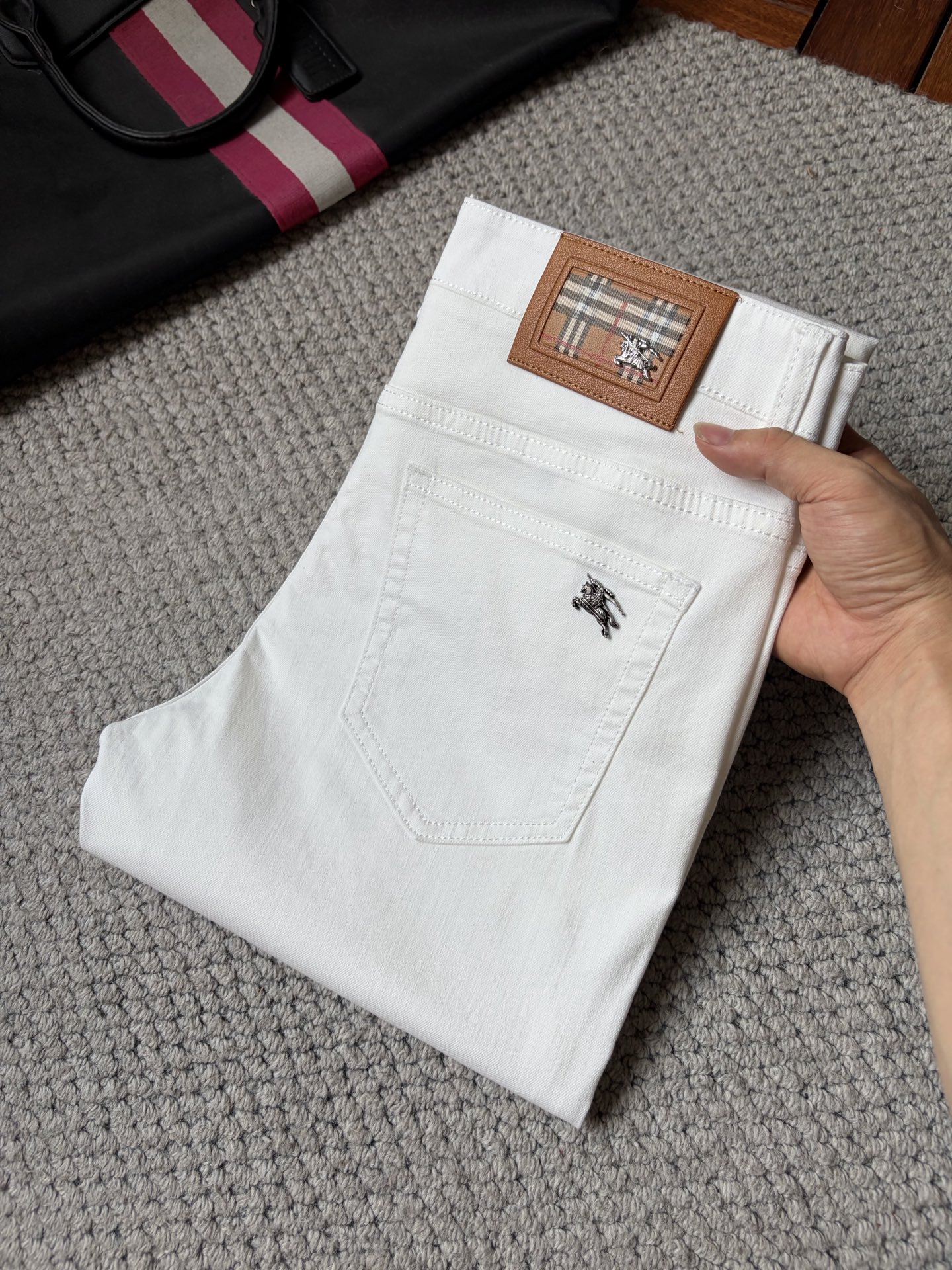 NO:877899,Burberry’s new jeans!  Heavy-duty fermentation and washing process, the slim straight version with elastic upper body is very comfortable, and it is very classy to wear. Needless to say, the style and tailoring of the pants, the G mesh logo is highly recognizable!  Truly a first-class top trendy product!  Really top-notch jeans, using Turkish cotton to produce the most famous denim fabric. The quality is outstanding. After heavy-duty fermentation and washing, the pants are very soft!  The straight-leg version is not picky and the upper body is absolutely stylish!  !  !  Size 29——3837,,burberry,jeans,19860909巴宝莉 ‘’新款牛仔裤！重工酵磨水洗工艺,修身直筒版型带弹力上身非常舒适,穿出去非常有档次,裤型款式和裁剪亦无需多言 ,G网Logo辨识度极高！真正一等一顶级潮品！真正殿堂级的牛仔裤,选用土耳其的棉花 生产出最有名的单宁布 品质卓然,经过重工酵磨水洗使得裤子很柔软！直脚的版型 不挑人 上身绝对的有型！！！尺码29——3837,,burberry,jeans,,Men's clothing