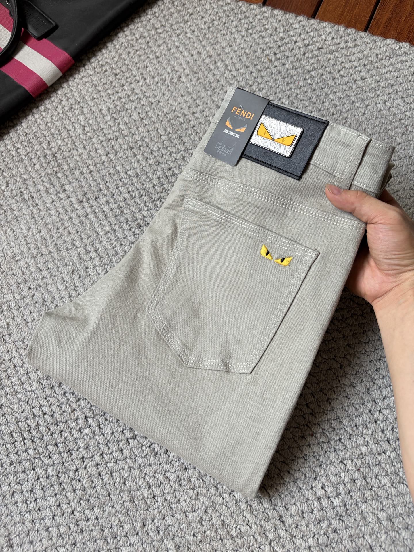 NO:910503,Fendi's 2026 new men's jeans are made of good elasticity. Exclusively available on the official website. Fashionable and elegant. Heavy craftsmanship design. Using original color yeast washing process. Selected imported heavyweight denim denim fabric. Equipped with counter hardware decoration. Genuine leather label. Exquisite stitching. Big brand style. Worth owning. Size 28-38, shipped next day,,fendi,jeans,19860909芬迪 2026新品男士牛仔裤 面料弹性好.独家发售 官网同步 时尚优雅 重工艺设计.采用原色酵母水洗工艺 精选进口重磅丹宁牛仔面料 配专柜五金装饰 真皮皮牌 精致车线 大牌风范 值得拥有.码数28-38,隔天出货,,fendi,jeans,,Men's clothing