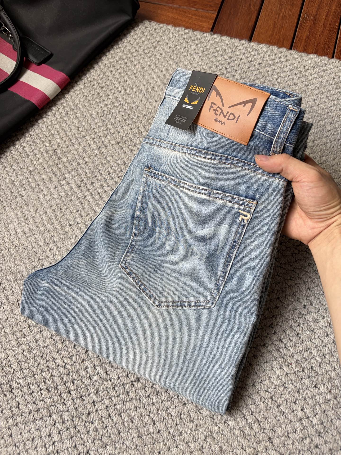 NO:937209,Fendi's 2026 new men's jeans are made of good elasticity. Exclusively available on the official website. Fashionable and elegant. Heavy craftsmanship design. Using original color yeast washing process. Selected imported heavyweight denim denim fabric. Equipped with counter hardware decoration. Genuine leather label. Exquisite stitching. Big brand style. Worth owning. Size 28-38, shipped next day,,fendi,jeans,19860909芬迪 2026新品男士牛仔裤 面料弹性好.独家发售 官网同步 时尚优雅 重工艺设计.采用原色酵母水洗工艺 精选进口重磅丹宁牛仔面料 配专柜五金装饰 真皮皮牌 精致车线 大牌风范 值得拥有.码数28-38,隔天出货,,fendi,jeans,,Men's clothing
