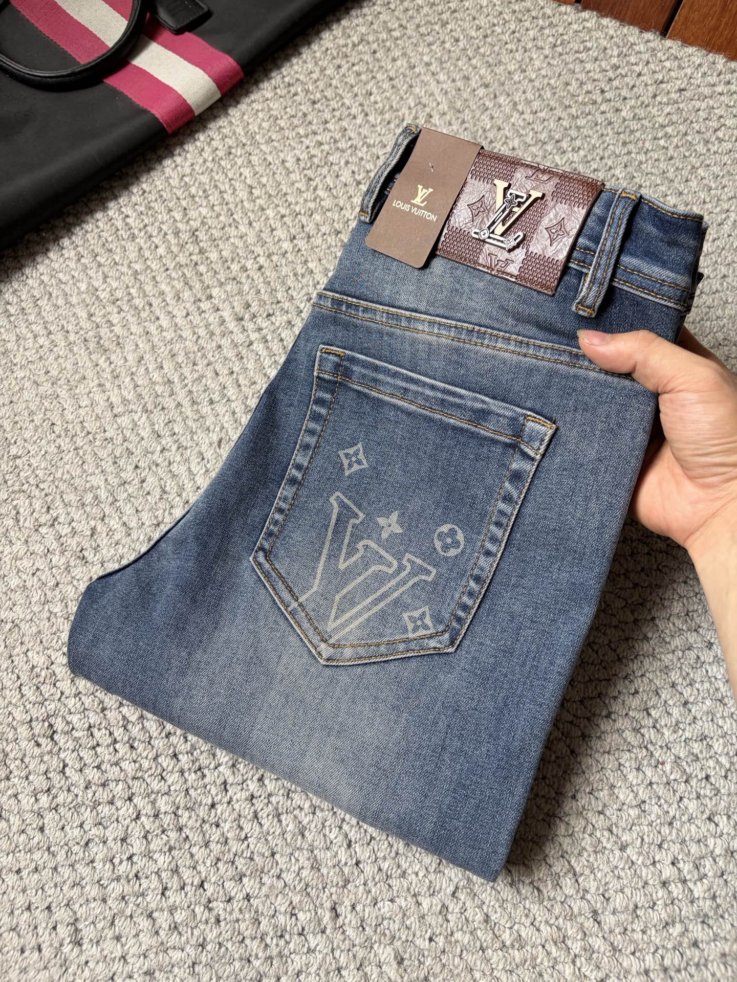 NO:910499,LV 2026 new men's jeans with good elasticity. Exclusively available on the official website. Fashionable and elegant. Heavy craftsmanship design. Using original color yeast washing process. Selected imported heavyweight denim denim fabric. Equipped with counter hardware decoration. Genuine leather label. Exquisite stitching. Big brand style. Worth owning. Size 28-38, shipped next day, Louis Vuitton, Jeans,19860909LV 2026新品男士牛仔裤 面料弹性好.独家发售 官网同步 时尚优雅 重工艺设计.采用原色酵母水洗工艺 精选进口重磅丹宁牛仔面料 配专柜五金装饰 真皮皮牌 精致车线 大牌风范 值得拥有.码数28-38,隔天出货,,louis vuitton,jeans,,Men's clothing