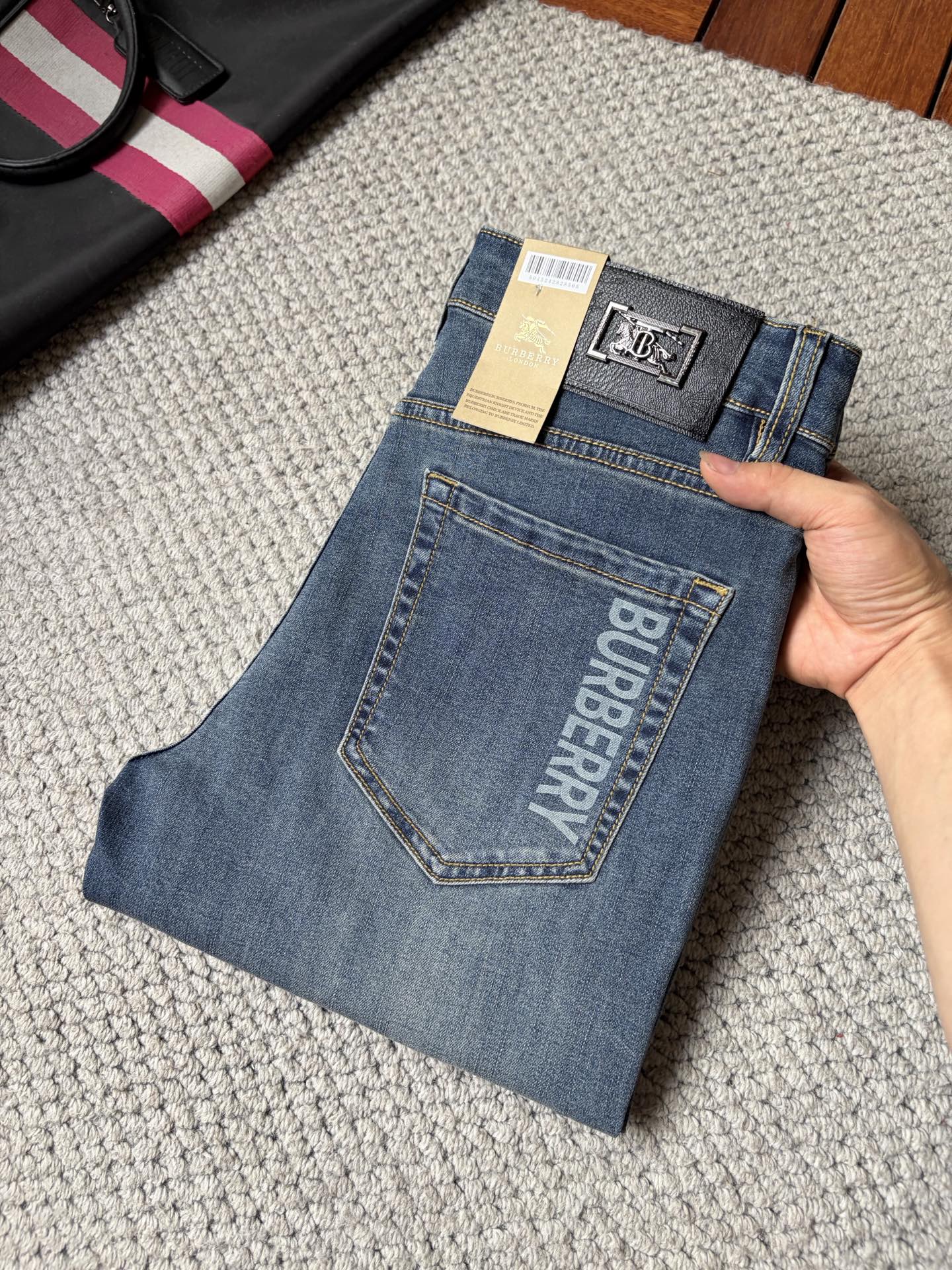 NO:937212,Burberry's 2026 new men's jeans are made of good elasticity. Exclusively available on the official website. Fashionable and elegant. Heavy craftsmanship design. Using original color yeast washing process. Selected imported heavyweight denim denim fabric. Equipped with counter hardware decoration. Genuine leather label. Exquisite stitching. Big brand style. Worth owning. Size 28-38, shipped next day, burberry, jeans,19860909巴宝莉 2026新品男士牛仔裤 面料弹性好.独家发售 官网同步 时尚优雅 重工艺设计.采用原色酵母水洗工艺 精选进口重磅丹宁牛仔面料 配专柜五金装饰 真皮皮牌 精致车线 大牌风范 值得拥有.码数28-38,隔天出货,,burberry,jeans,,Men's clothing