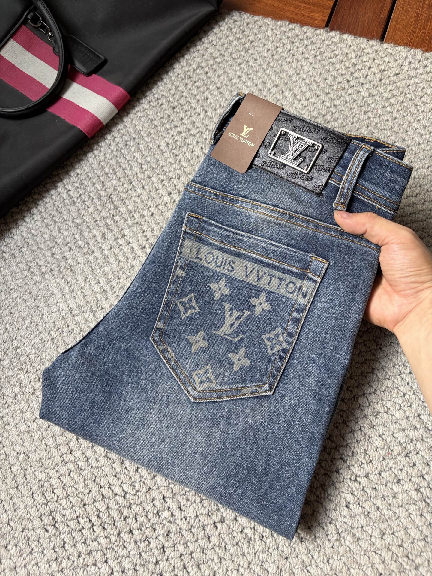 NO:937210,LV 2026 new men's jeans with good elasticity. Exclusively available on the official website. Fashionable and elegant. Heavy craftsmanship design. Using original color yeast washing process. Selected imported heavyweight denim denim fabric. Equipped with counter hardware decoration. Genuine leather label. Exquisite stitching. Big brand style. Worth owning. Size 28-38, shipped next day, Louis Vuitton, Jeans,19860909LV 2026新品男士牛仔裤 面料弹性好.独家发售 官网同步 时尚优雅 重工艺设计.采用原色酵母水洗工艺 精选进口重磅丹宁牛仔面料 配专柜五金装饰 真皮皮牌 精致车线 大牌风范 值得拥有.码数28-38,隔天出货,,louis vuitton,jeans,,Men's clothing