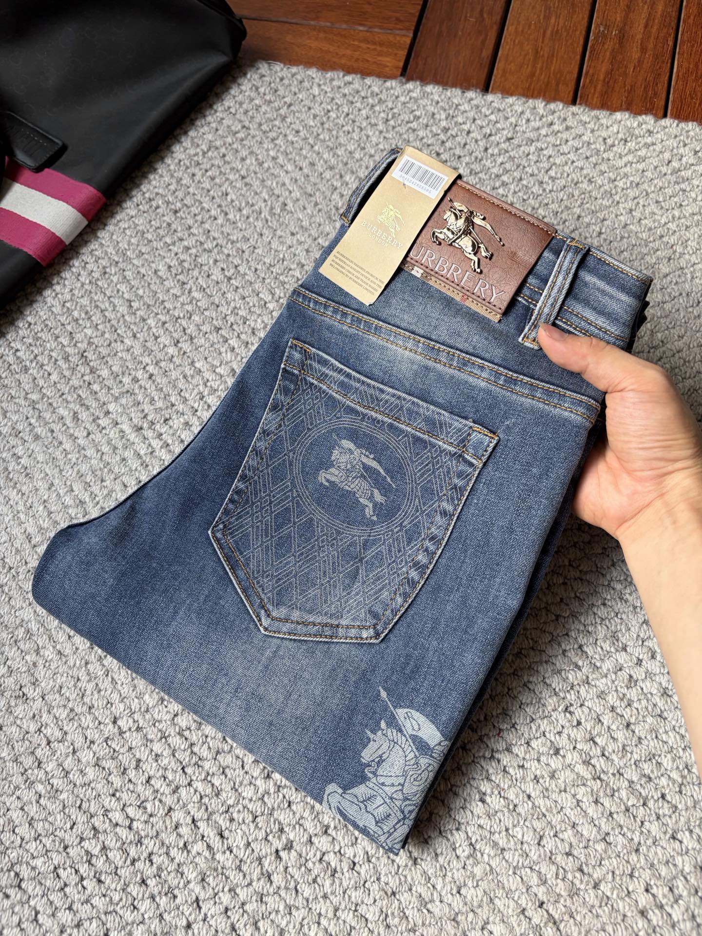 NO:910483,Burberry's 2026 new men's jeans are made of good elasticity. Exclusively available on the official website. Fashionable and elegant. Heavy craftsmanship design. Using original color yeast washing process. Selected imported heavyweight denim denim fabric. Equipped with counter hardware decoration. Genuine leather label. Exquisite stitching. Big brand style. Worth owning. Size 28-38, shipped next day, burberry, jeans,19860909巴宝莉 2026新品男士牛仔裤 面料弹性好.独家发售 官网同步 时尚优雅 重工艺设计.采用原色酵母水洗工艺 精选进口重磅丹宁牛仔面料 配专柜五金装饰 真皮皮牌 精致车线 大牌风范 值得拥有.码数28-38,隔天出货,,burberry,jeans,,Men's clothing