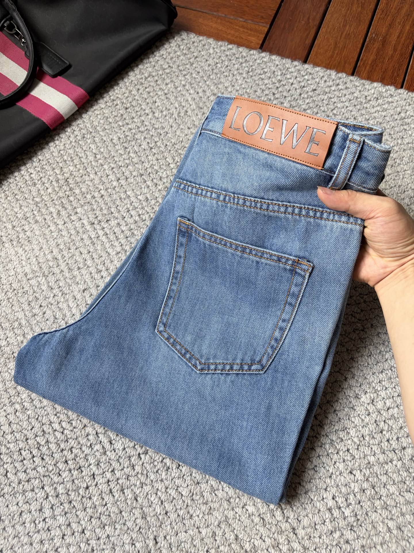 NO:910487,Loewe's 2026 new men's jeans have good fabric elasticity. Exclusively available on the official website. Fashionable and elegant. Heavy craftsmanship design. Using original color yeast washing process. Selected imported heavyweight denim denim fabric. Equipped with counter hardware decoration. Genuine leather label. Exquisite stitching. Big brand style. Worth owning. Size 28-38, shipped next day, loewe,jeans,19860909罗意威2026新品男士牛仔裤 面料弹性好.独家发售 官网同步 时尚优雅 重工艺设计.采用原色酵母水洗工艺 精选进口重磅丹宁牛仔面料 配专柜五金装饰 真皮皮牌 精致车线 大牌风范 值得拥有.码数28-38,隔天出货,,loewe,jeans,,Men's clothing