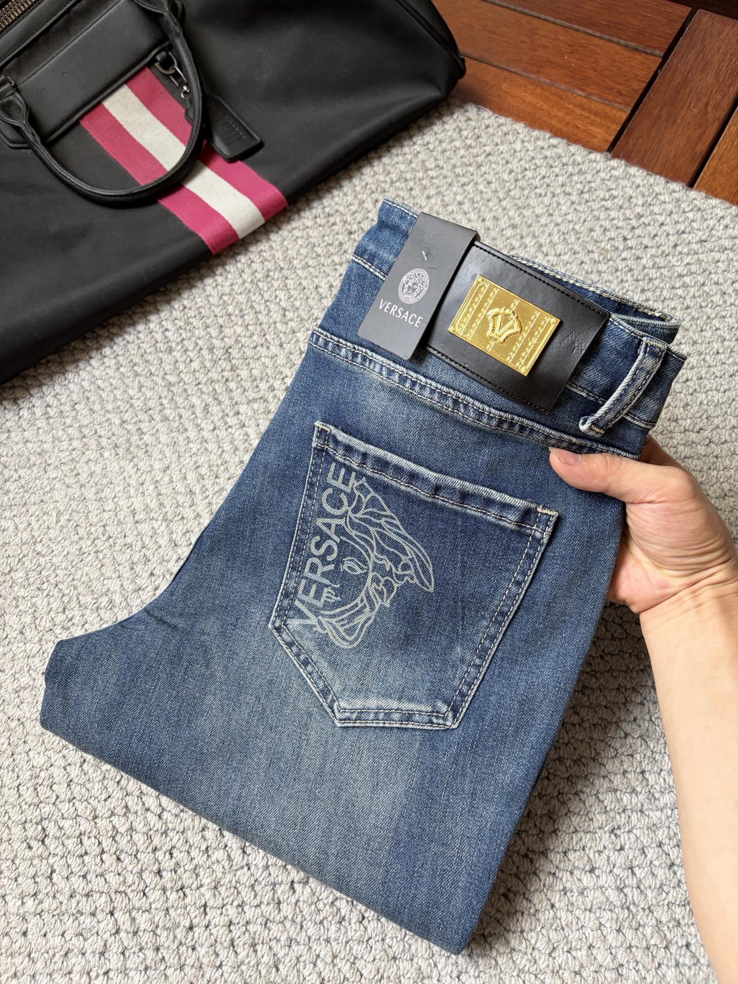 NO:910491,Versace's 2026 new men's jeans have good fabric elasticity. Exclusively available on the official website. Fashionable and elegant. Heavy craftsmanship design. Adopt original color yeast washing process. Select imported heavyweight denim denim fabric. Equipped with counter hardware decoration. Genuine leather label. Exquisite stitching. Big brand style. Worth owning. Size 28-38, shipped next day,,versace,jeans,19860909范思哲 2026新品男士牛仔裤 面料弹性好.独家发售 官网同步 时尚优雅 重工艺设计.采用原色酵母水洗工艺 精选进口重磅丹宁牛仔面料 配专柜五金装饰 真皮皮牌 精致车线 大牌风范 值得拥有.码数28-38,隔天出货,,versace,jeans,,Men's clothing