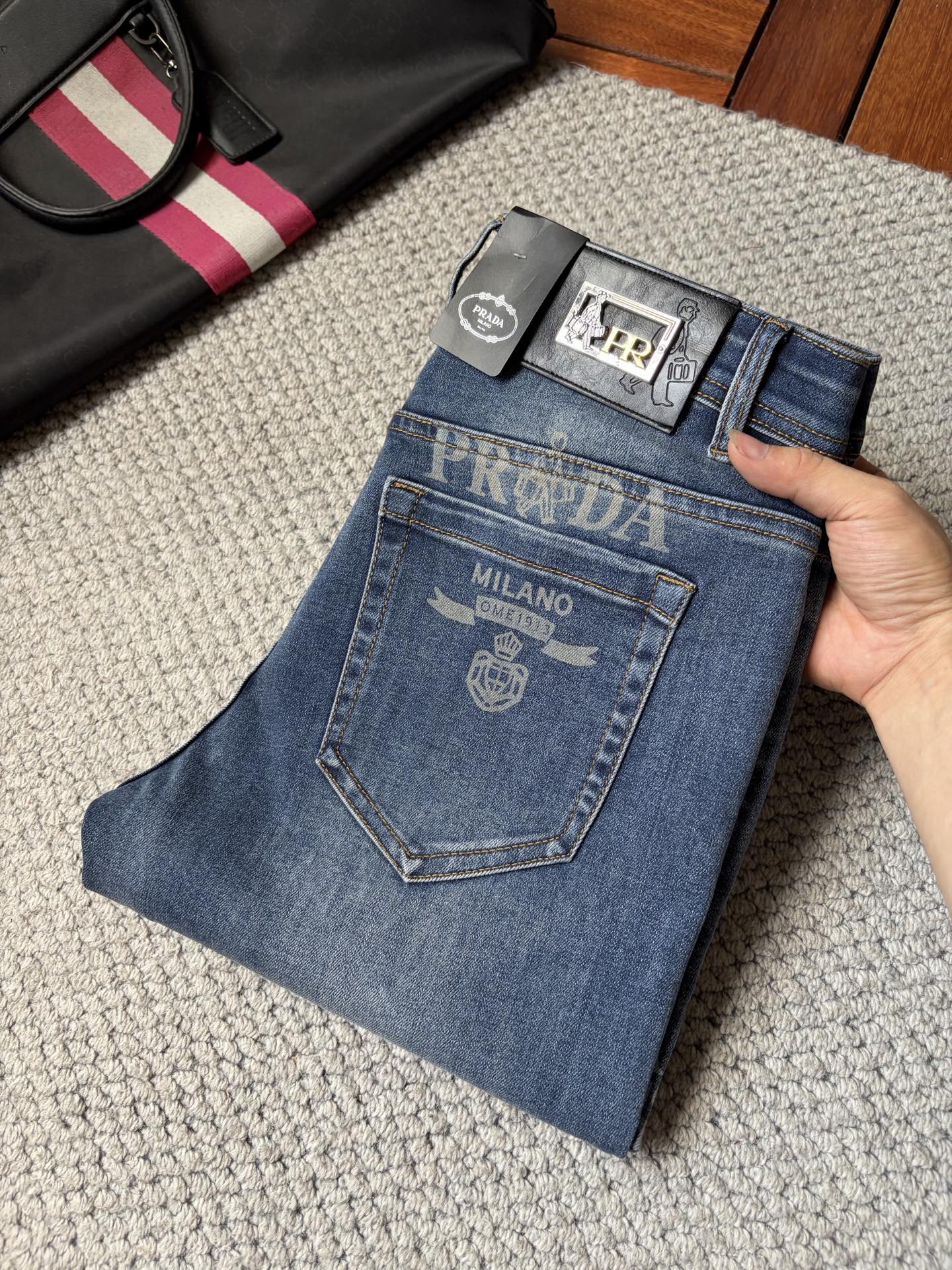NO:910494,Prada's 2026 new men's jeans have good fabric elasticity. Exclusively available on the official website. Fashionable and elegant. Heavy craftsmanship design. Adopt original color yeast washing process. Selected imported heavyweight denim denim fabric. Equipped with counter hardware decoration. Genuine leather label. Exquisite stitching. Big brand style. Worth owning. Size 28-38, shipped next day, prada,jeans,19860909普拉达 2026新品男士牛仔裤 面料弹性好.独家发售 官网同步 时尚优雅 重工艺设计.采用原色酵母水洗工艺 精选进口重磅丹宁牛仔面料 配专柜五金装饰 真皮皮牌 精致车线 大牌风范 值得拥有.码数28-38,隔天出货,,prada,jeans,,Men's clothing