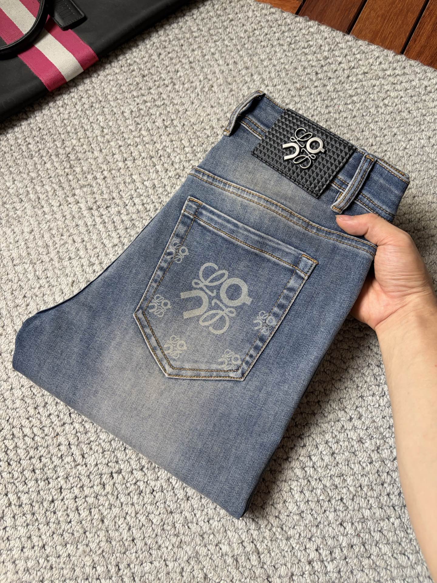 NO:937214,Loewe's 2026 new men's jeans have good elasticity. Exclusively available on the official website. Fashionable and elegant. Heavy craftsmanship design. Using original color yeast washing process. Selected imported heavyweight denim denim fabric. Equipped with counter hardware decoration. Genuine leather label. Exquisite stitching. Big brand style. Worth owning. Code number 28-38, shipped next day,,loewe,jeans,19860909罗意威 2026新品男士牛仔裤 面料弹性好.独家发售 官网同步 时尚优雅 重工艺设计.采用原色酵母水洗工艺 精选进口重磅丹宁牛仔面料 配专柜五金装饰 真皮皮牌 精致车线 大牌风范 值得拥有.码数28-38,隔天出货,,loewe,jeans,,Men's clothing