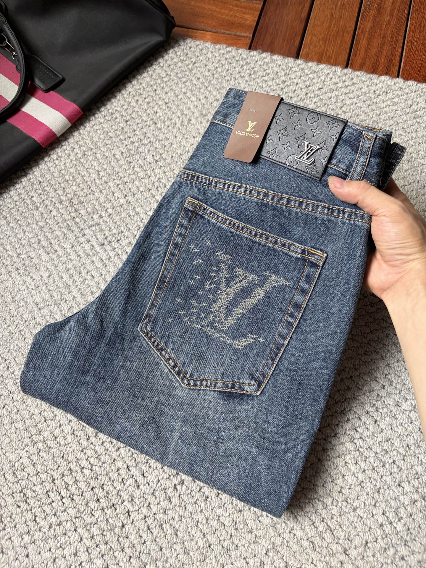 NO:937216,LV 2026 new men's jeans with good elasticity. Exclusively available on the official website. Fashionable and elegant. Heavy craftsmanship design. Using original color yeast washing process. Selected imported heavyweight denim denim fabric. Equipped with counter hardware decoration. Genuine leather label. Exquisite stitching. Big brand style. Worth owning. Size 28-38, shipped next day, Louis Vuitton, Jeans,19860909LV 2026新品男士牛仔裤 面料弹性好.独家发售 官网同步 时尚优雅 重工艺设计.采用原色酵母水洗工艺 精选进口重磅丹宁牛仔面料 配专柜五金装饰 真皮皮牌 精致车线 大牌风范 值得拥有.码数28-38,隔天出货,,louis vuitton,jeans,,Men's clothing