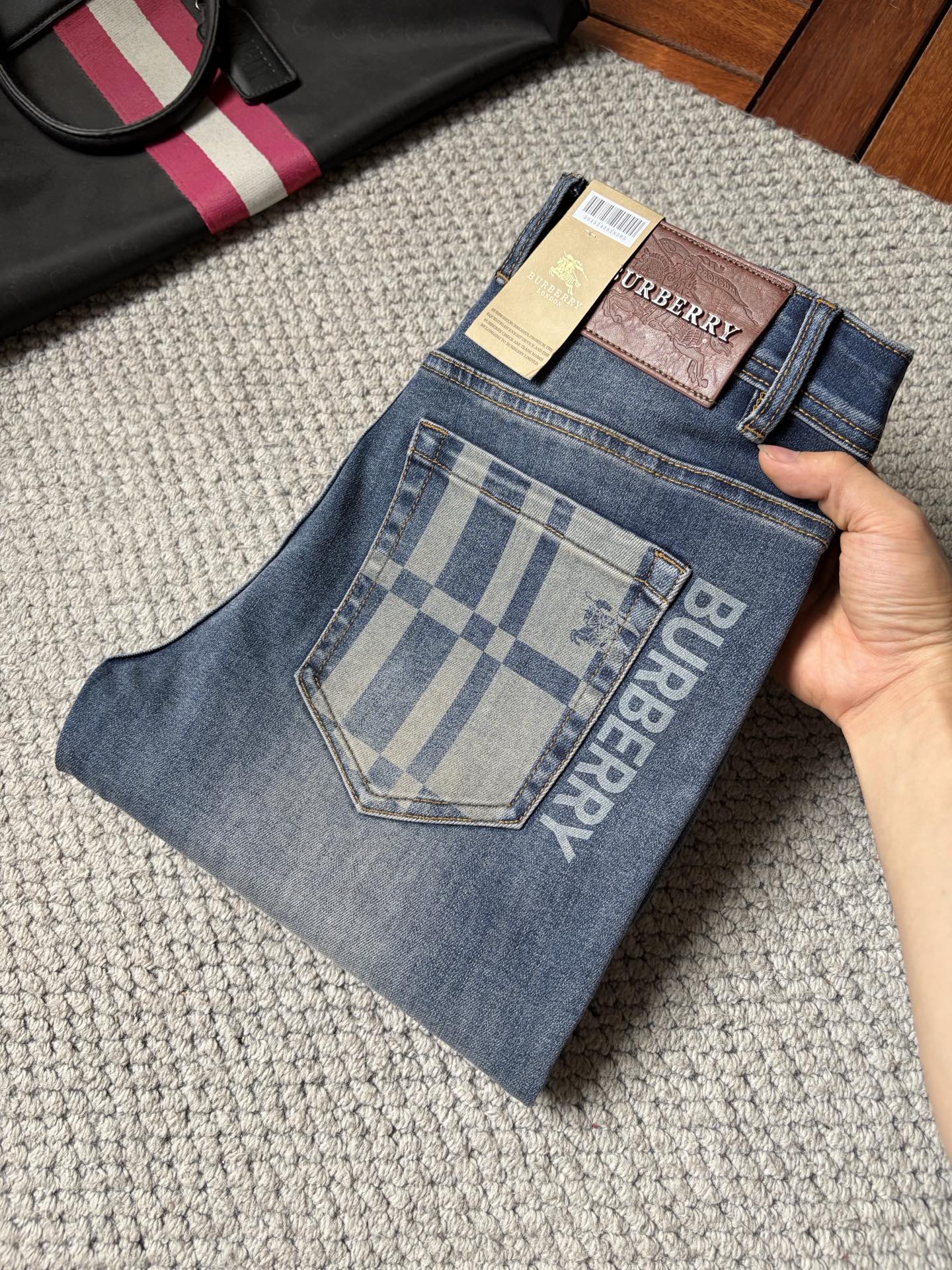 NO:937218,Burberry's 2026 new men's jeans are made of good elasticity. Exclusively available on the official website. Fashionable and elegant. Heavy craftsmanship design. Using original color yeast washing process. Selected imported heavyweight denim denim fabric. Equipped with counter hardware decoration. Genuine leather label. Exquisite stitching. Big brand style. Worth owning. Size 28-38, shipped next day, burberry, jeans,19860909巴宝莉 2026新品男士牛仔裤 面料弹性好.独家发售 官网同步 时尚优雅 重工艺设计.采用原色酵母水洗工艺 精选进口重磅丹宁牛仔面料 配专柜五金装饰 真皮皮牌 精致车线 大牌风范 值得拥有.码数28-38,隔天出货,,burberry,jeans,,Men's clothing