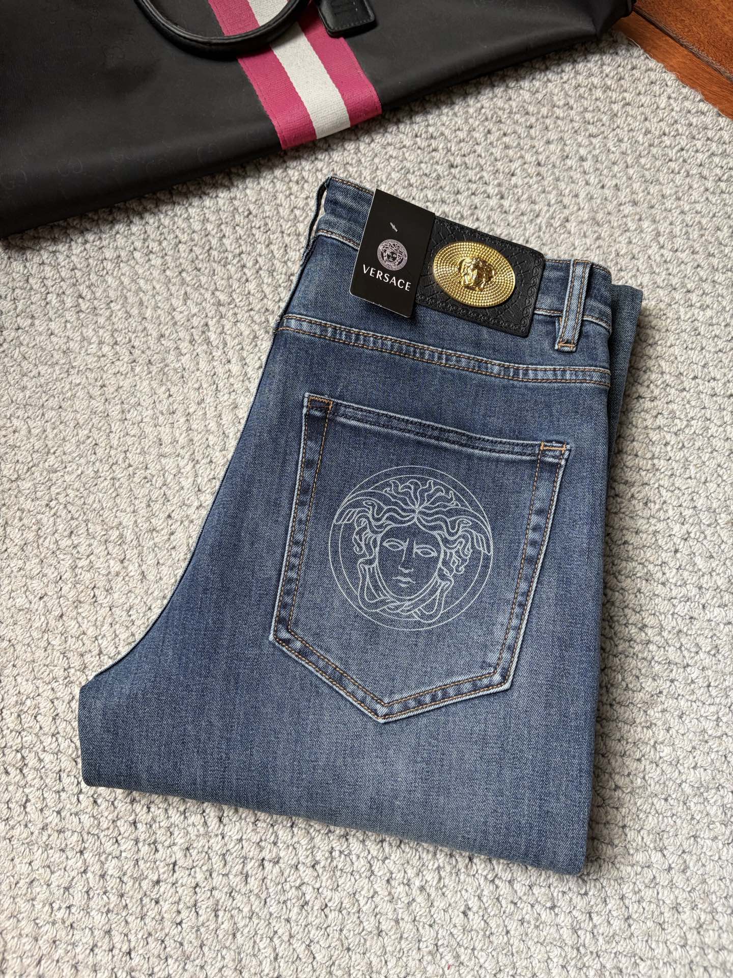 NO:937220,Versace's 2026 new men's jeans have good fabric elasticity. Exclusively available on the official website. Fashionable and elegant. Heavy craftsmanship design. Using original color yeast washing process. Selected imported heavyweight denim denim fabric. Equipped with counter hardware decoration. Genuine leather label. Exquisite stitching. Big brand style. Worth owning. Size 28-38, shipped next day,,versace,jeans,19860909范思哲2026新品男士牛仔裤 面料弹性好.独家发售 官网同步 时尚优雅 重工艺设计.采用原色酵母水洗工艺 精选进口重磅丹宁牛仔面料 配专柜五金装饰 真皮皮牌 精致车线 大牌风范 值得拥有.码数28-38,隔天出货,,versace,jeans,,Men's clothing