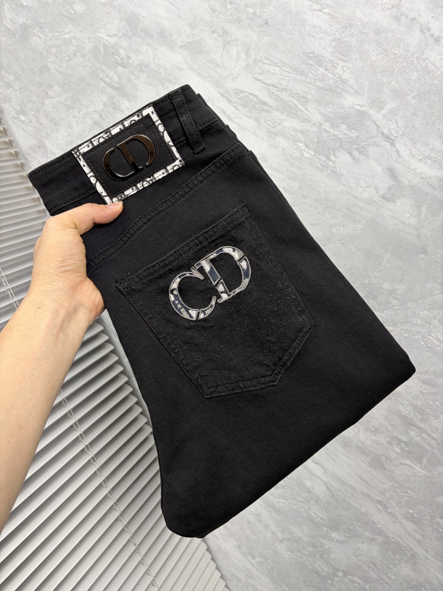 NO:907064,DR2026 new men's jeans with good elasticity. Exclusively available on the official website. Fashionable and elegant. Heavy craftsmanship design. Adopt original color yeast washing process. Select imported heavyweight denim denim fabric with high-end hardware decoration. Genuine leather label. Exquisite stitching. Low-key and light luxury. Worth owning. Size 28-38 (no 35) shipped next day,,jeans,19860909DR2026新品男士牛仔裤 面料弹性好.独家发售 官网同步 时尚优雅 重工艺设计.采用原色酵母水洗工艺 精选进口重磅丹宁牛仔面料 配高档五金装饰 真皮皮牌 精致车线 低调轻奢 值得拥有.码数28-38（无35）隔天出货,,jeans,,Men's clothing