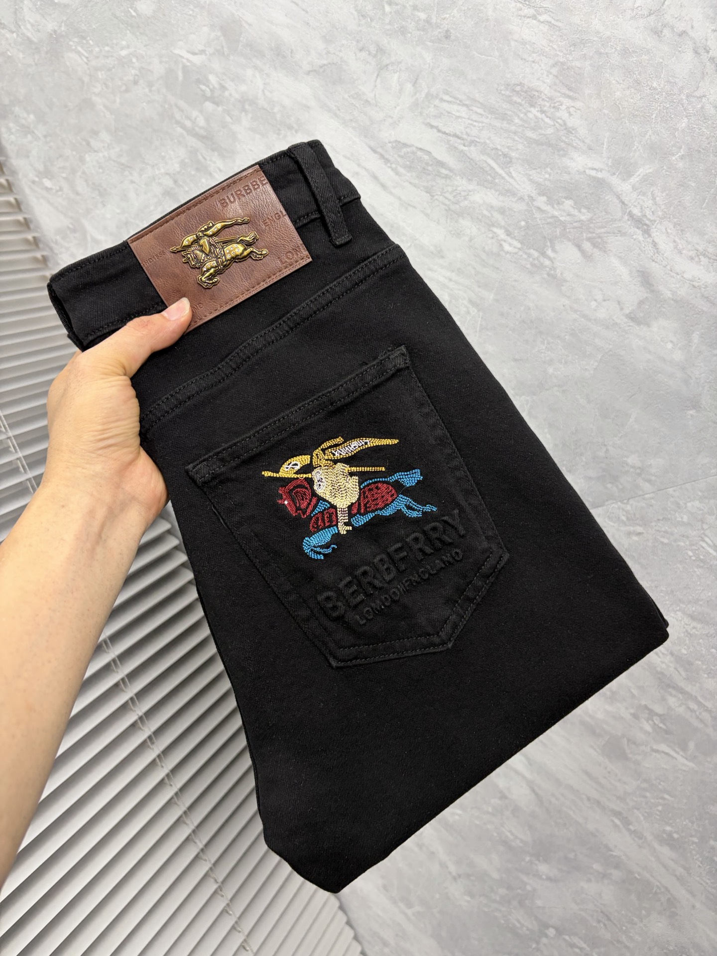 NO:932730,Burberry's 2026 new men's jeans are made of good elasticity. Exclusively available on the official website. Fashionable and elegant. Heavy craftsmanship design. Adopt original color yeast washing process. Select imported heavy denim denim fabric with high-end hardware decoration. Genuine leather label. Exquisite stitching. Low-key luxury. Worth owning. Size 28-38 (no 35) shipped next day, burberry,jeans,19860909巴宝莉 2026新品男士牛仔裤 面料弹性好.独家发售 官网同步 时尚优雅 重工艺设计.采用原色酵母水洗工艺 精选进口重磅丹宁牛仔面料 配高档五金装饰 真皮皮牌 精致车线 低调轻奢 值得拥有.码数28-38（无35）隔天出货,,burberry,jeans,,Men's clothing