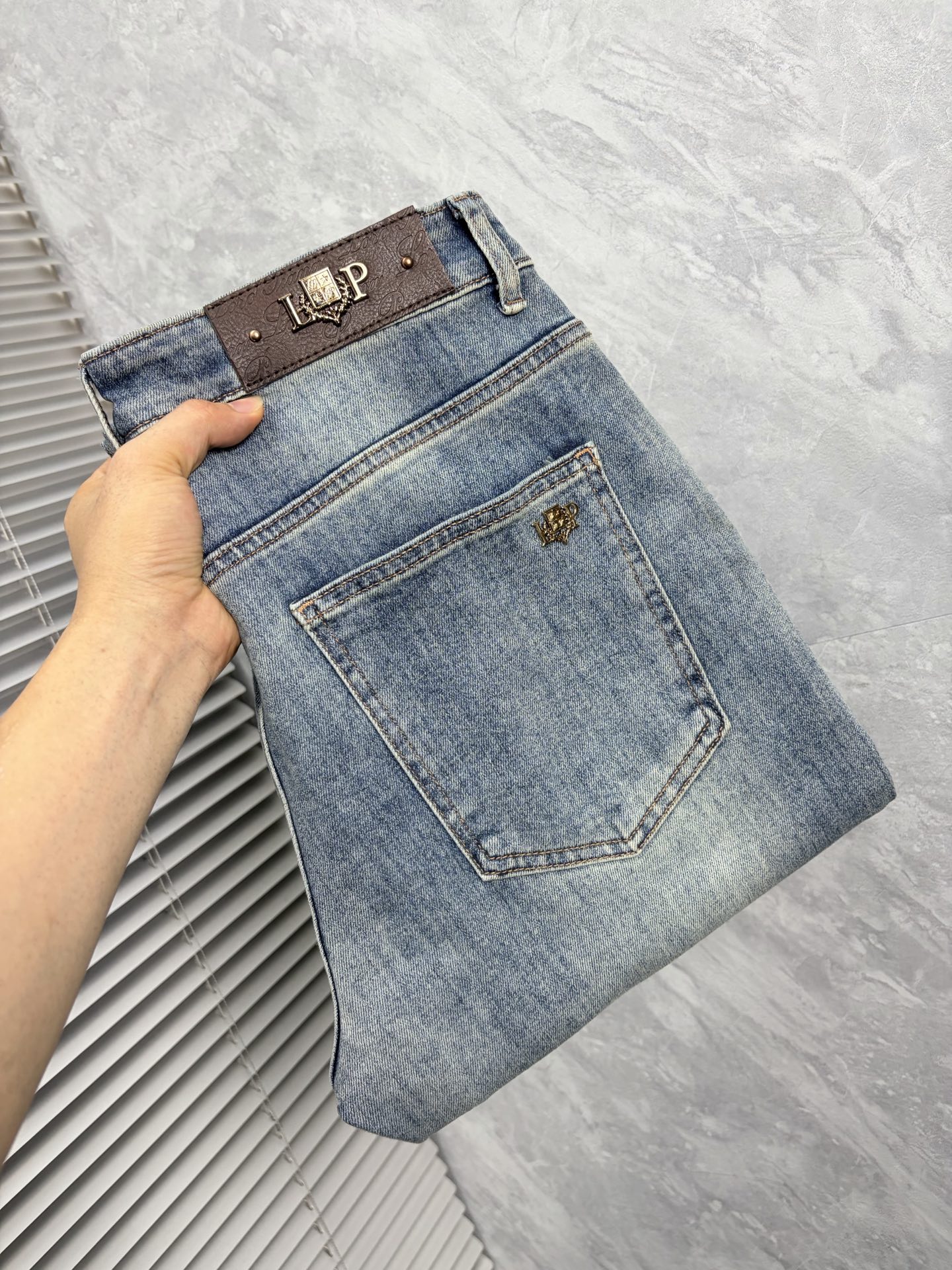 NO:907069,L new men's jeans with good fabric elasticity. Exclusive sale on the official website. Fashionable and elegant. Heavy craftsmanship design. Adopt original color yeast washing process. Select imported heavyweight denim denim fabric with high-end hardware decoration. Genuine leather label. Exquisite stitching. Low-key luxury. Worth owning. Size 28-38 (no 35) shipped next day, loro piana,jeans,19860909L新品男士牛仔裤 面料弹性好.独家发售 官网同步 时尚优雅 重工艺设计.采用原色酵母水洗工艺 精选进口重磅丹宁牛仔面料 配高档五金装饰 真皮皮牌 精致车线 低调轻奢 值得拥有.码数28-38（无35）隔天出货,,loro piana,jeans,,Men's clothing
