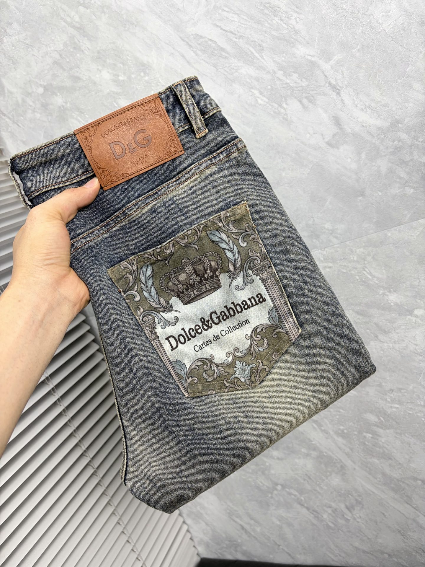 NO:907082,DG2026 new men's jeans with good fabric elasticity. Exclusive sale on the official website. Fashionable and elegant. Heavy craftsmanship design. Adopt original color yeast washing process. Select imported heavyweight denim denim fabric with high-end hardware decoration. Genuine leather label. Exquisite stitching. Low-key and light luxury. Worth owning. Size 28-38 (no 35) shipped next day,,jeans,19860909DG2026新品男士牛仔裤 面料弹性好.独家发售 官网同步 时尚优雅 重工艺设计.采用原色酵母水洗工艺 精选进口重磅丹宁牛仔面料 配高档五金装饰 真皮皮牌 精致车线 低调轻奢 值得拥有.码数28-38（无35）隔天出货,,jeans,,Men's clothing