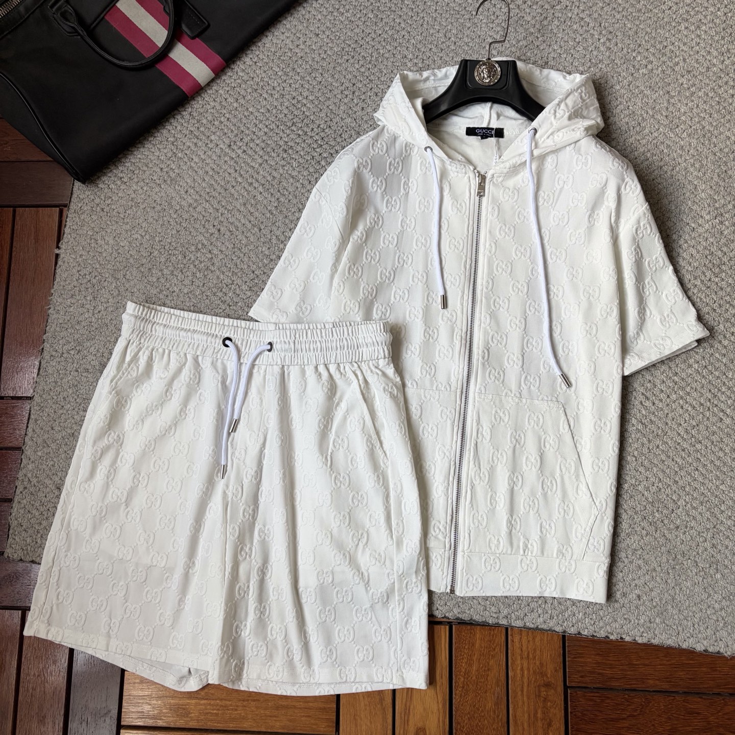 NO:910828,Gucci 2026 summer latest model, same style for men and women, classic design short-sleeved T-shirt and shorts suit, slightly expanded version, customized air layer fabric, soft to the touch, comfortable to wear, fine workmanship. The upper body effect is invincible and handsome, size M-3XL, shorts, T-shirt, tees, t-shirt,19860909古奇 2026夏季最新款,男女同款,经典设计短袖T恤短裤套装,微扩版型,定制空气层面料,手感柔软,穿着舒适,做工精细.上身效果无敌帅气,码数M-3XL,,shorts,T-shirt,tees，t-shirt,,Men's clothing
