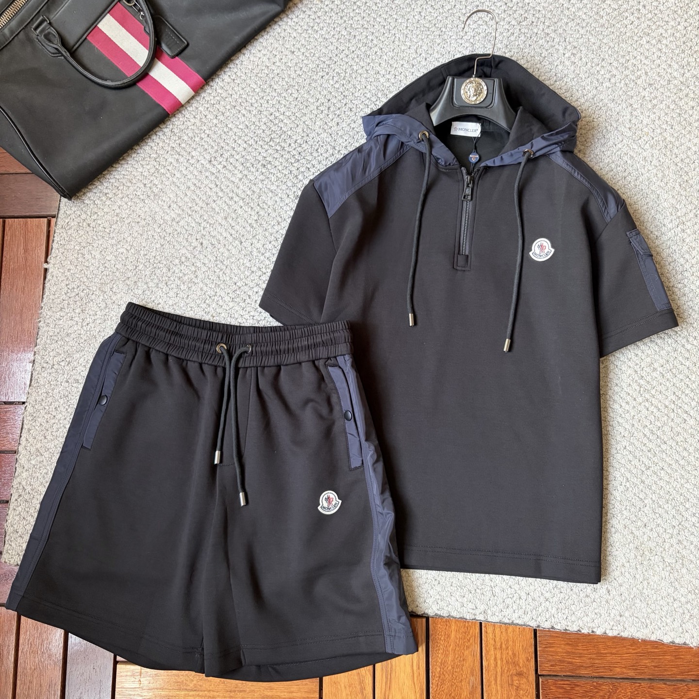 NO:910824,Moncler 2026 summer latest model, same style for men and women, classic design short-sleeved T-shirt and shorts suit, slightly expanded version, customized air layer fabric, soft to the touch, comfortable to wear, fine workmanship. The upper body effect is incomparably handsome, size M-3XL, Moncler, shorts, T-shirt, tees, t-shirt,19860909蒙口 2026夏季最新款,男女同款,经典设计短袖T恤短裤套装,微扩版型,定制空气层面料,手感柔软,穿着舒适,做工精细.上身效果无敌帅气,码数M-3XL,,Moncler,shorts,T-shirt,tees，t-shirt,,Men's clothing