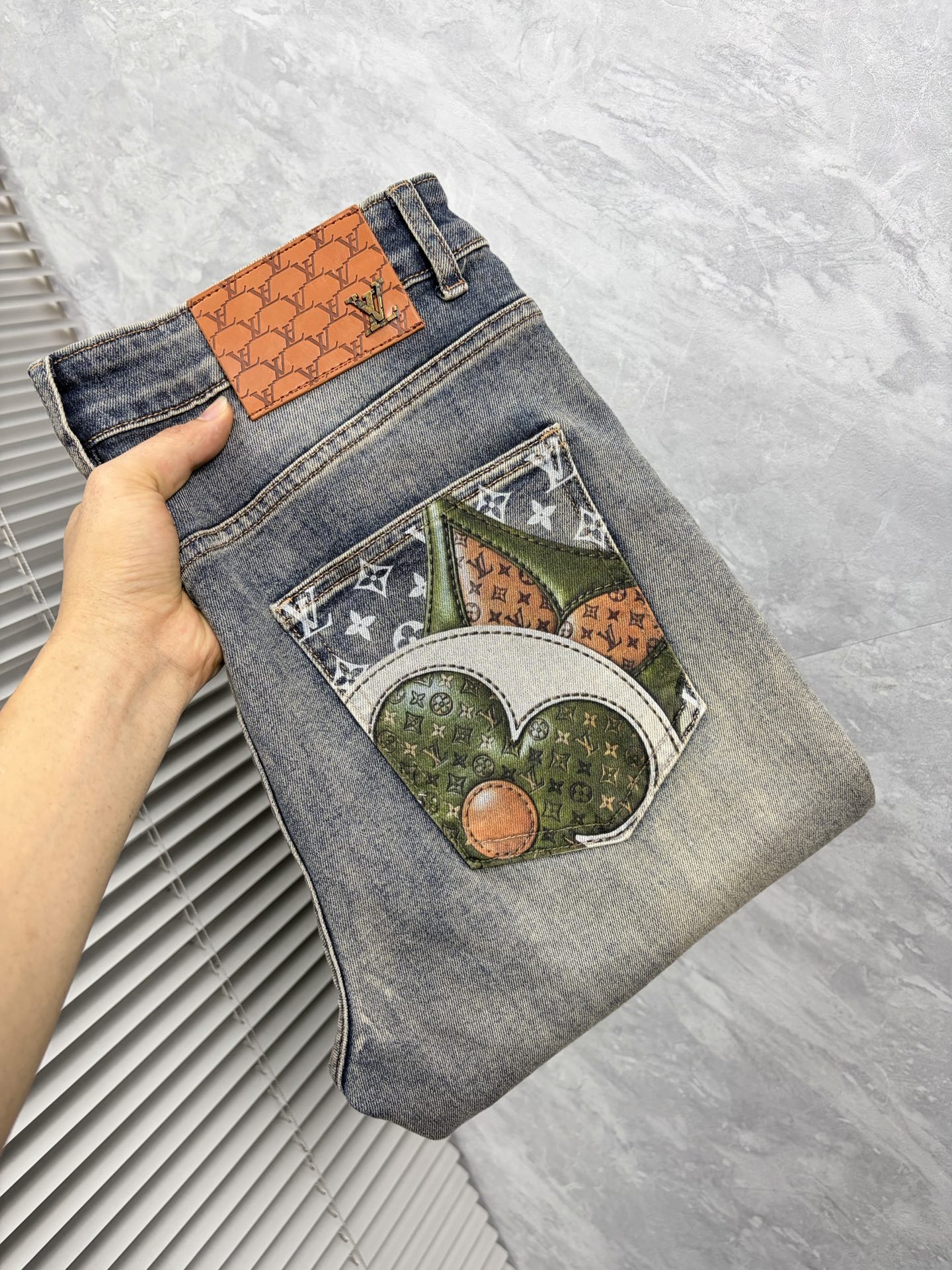NO:932725,LV Louis Vuitton's 2026 new men's jeans have good fabric elasticity. Exclusively available on the official website. Fashionable and elegant. Heavy craftsmanship design. Using original color yeast washing process. Selected imported heavy denim denim fabric with high-end hardware decoration. Genuine leather label. Exquisite stitching. Low-key and light luxury. Worth owning. Size 28-38 (no 35) shipped next day,,louis vuitton,louis vuitton,jeans,19860909LV路易威登 2026新品男士牛仔裤 面料弹性好.独家发售 官网同步 时尚优雅 重工艺设计.采用原色酵母水洗工艺 精选进口重磅丹宁牛仔面料 配高档五金装饰 真皮皮牌 精致车线 低调轻奢 值得拥有.码数28-38（无35）隔天出货,,louis vuitton,louis vuitton,jeans,,Men's clothing