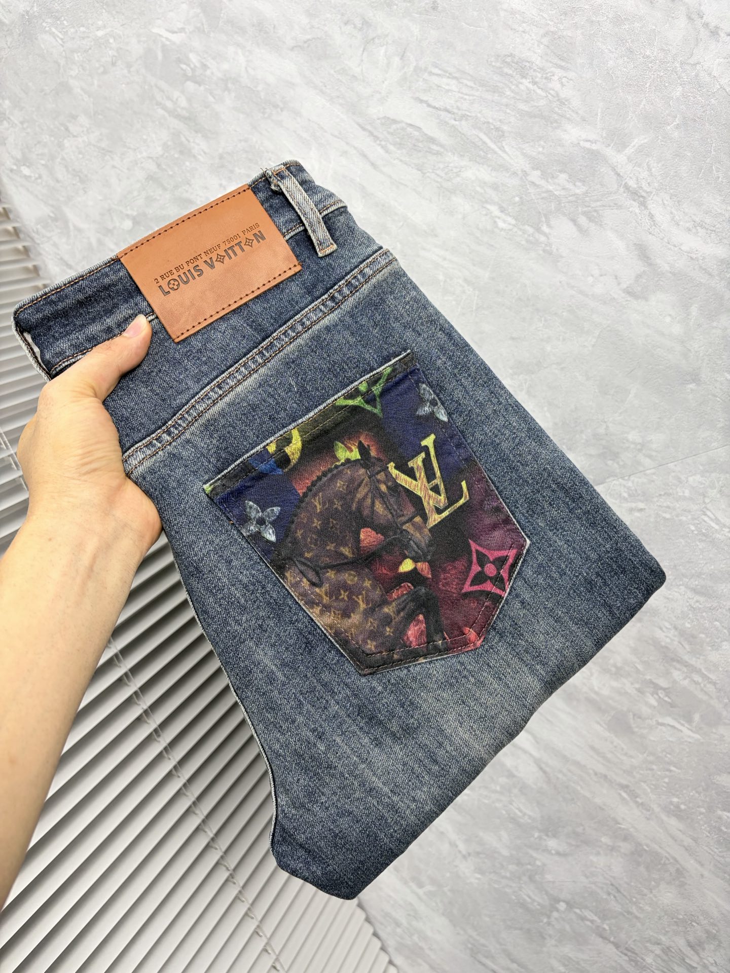 NO:932719,LV Louis Vuitton's 2026 new men's jeans have good fabric elasticity. Exclusively available on the official website. Fashionable and elegant. Heavy craftsmanship design. Using original color yeast washing process. Selected imported heavy denim denim fabric with high-end hardware decoration. Genuine leather label. Exquisite stitching. Low-key and light luxury. Worth owning. Size 28-38 (no 35) shipped next day,,louis vuitton,louis vuitton,jeans,19860909LV路易威登 2026新品男士牛仔裤 面料弹性好.独家发售 官网同步 时尚优雅 重工艺设计.采用原色酵母水洗工艺 精选进口重磅丹宁牛仔面料 配高档五金装饰 真皮皮牌 精致车线 低调轻奢 值得拥有.码数28-38（无35）隔天出货,,louis vuitton,louis vuitton,jeans,,Men's clothing