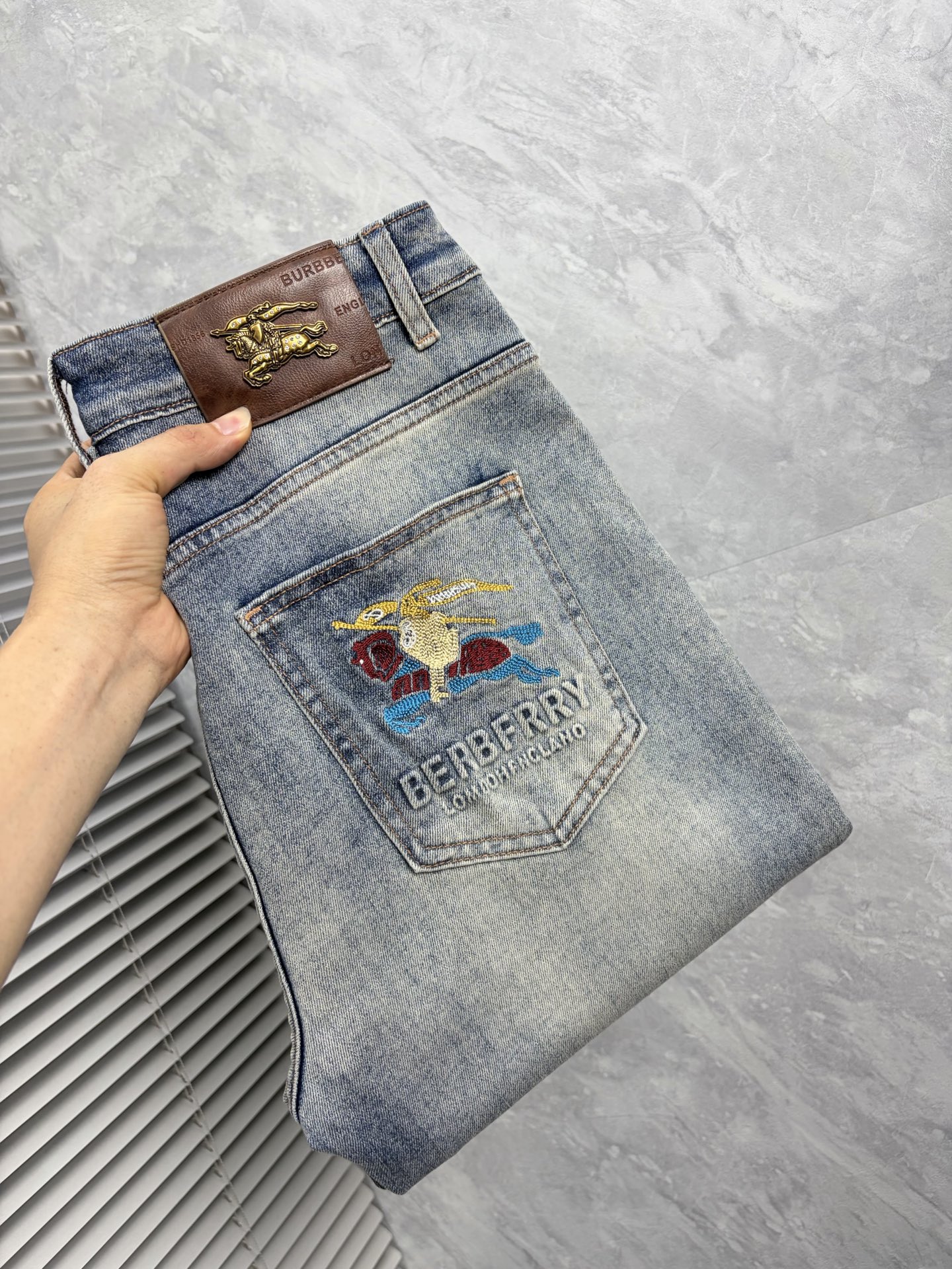 NO:932713,Burberry's 2026 new men's jeans are made of good elasticity. Exclusively available on the official website. Fashionable and elegant. Heavy craftsmanship design. Adopt original color yeast washing process. Select imported heavy denim denim fabric with high-end hardware decoration. Genuine leather label. Exquisite stitching. Low-key luxury. Worth owning. Size 28-38 (no 35) shipped next day, burberry,jeans,19860909巴宝莉 2026新品男士牛仔裤 面料弹性好.独家发售 官网同步 时尚优雅 重工艺设计.采用原色酵母水洗工艺 精选进口重磅丹宁牛仔面料 配高档五金装饰 真皮皮牌 精致车线 低调轻奢 值得拥有.码数28-38（无35）隔天出货,,burberry,jeans,,Men's clothing