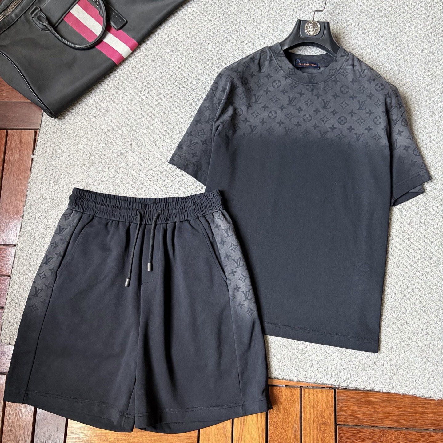 NO:937038,LV 2026 summer latest model, same style for men and women, classic design short-sleeved T-shirt shorts suit, slightly expanded version, customized air layer fabric, soft to the touch, comfortable to wear, fine workmanship. The upper body effect is invincible and handsome, size M-3XL,, louis vuitton, shorts, T-shirt, tees, t-shirt,19860909LV 2026夏季最新款,男女同款,经典设计短袖T恤短裤套装,微扩版型,定制空气层面料,手感柔软,穿着舒适,做工精细.上身效果无敌帅气,码数M-3XL,,louis vuitton,shorts,T-shirt,tees，t-shirt,,Men's clothing