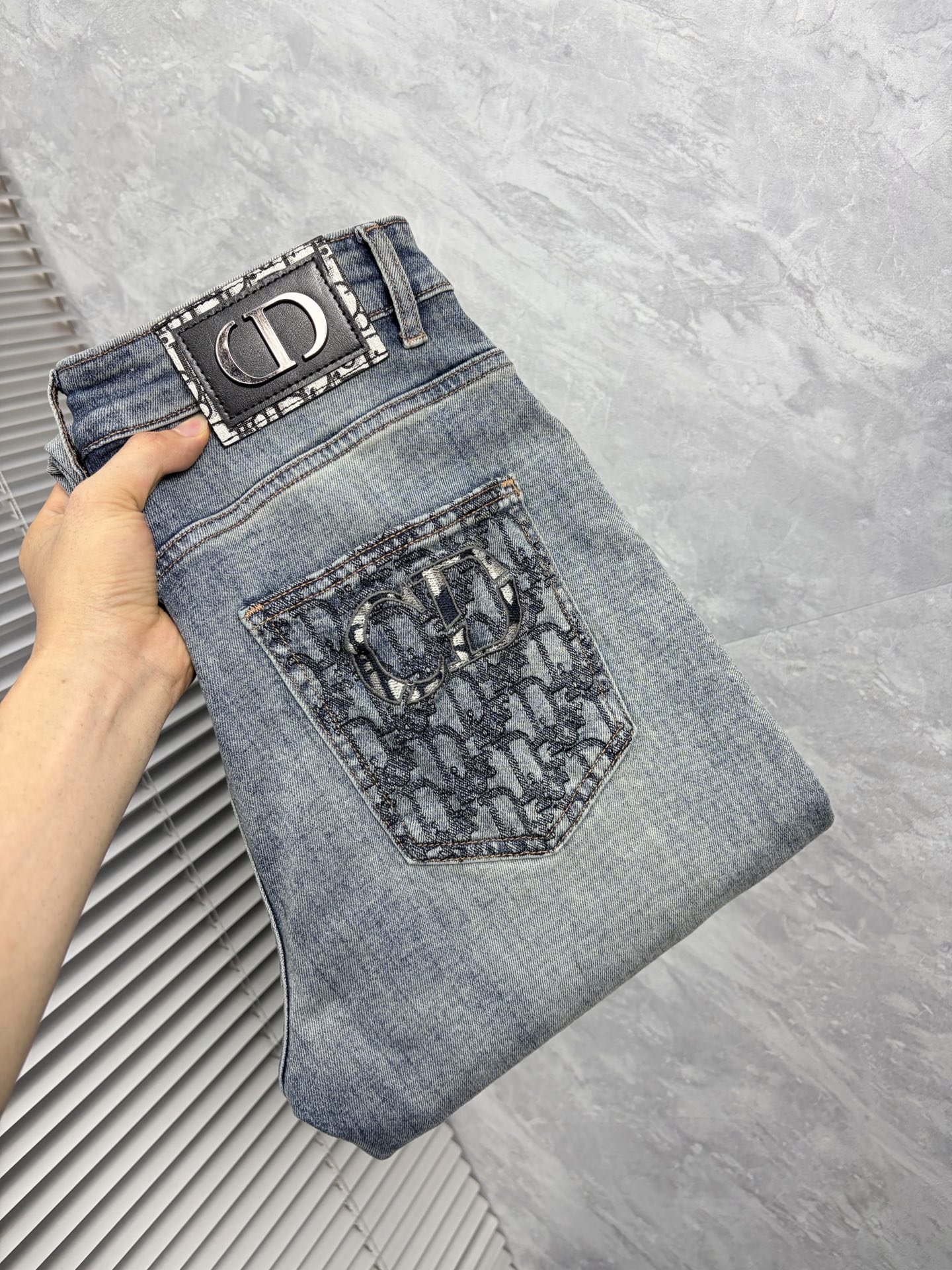 NO:907087,dr2026 new men's jeans with good fabric elasticity. Exclusive sale on the official website. Fashionable and elegant. Heavy craftsmanship design. Using original color yeast washing process. Selected imported heavyweight denim denim fabric with high-end hardware decoration. Genuine leather label. Exquisite stitching. Low-key and light luxury. Worth owning. Size 28-38 (no 35) shipped next day,,jeans,19860909dr2026新品男士牛仔裤 面料弹性好.独家发售 官网同步 时尚优雅 重工艺设计.采用原色酵母水洗工艺 精选进口重磅丹宁牛仔面料 配高档五金装饰 真皮皮牌 精致车线 低调轻奢 值得拥有.码数28-38（无35）隔天出货,,jeans,,Men's clothing