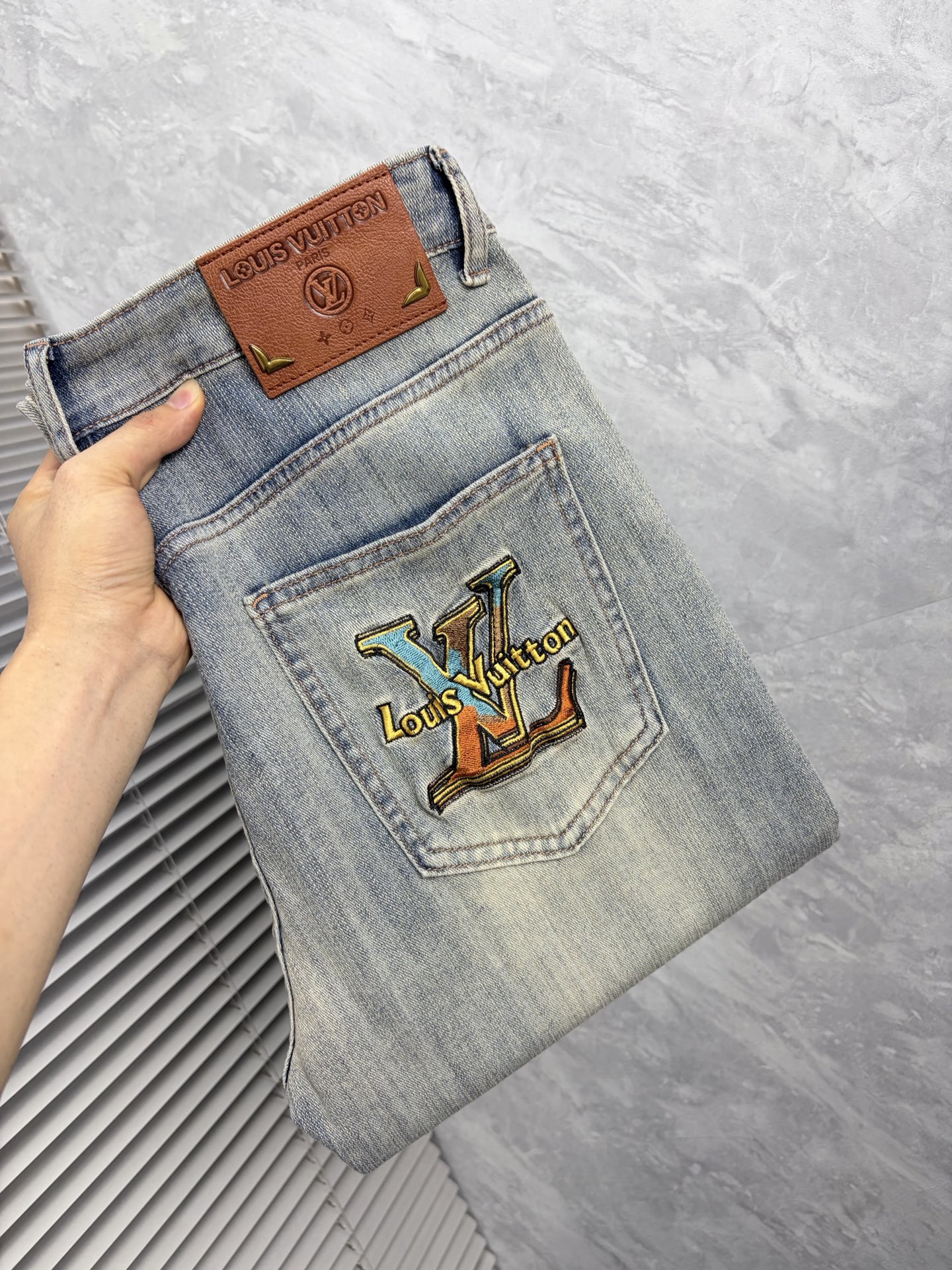 NO:907092,LV Louis Vuitton's 2026 new men's jeans have good fabric elasticity. Exclusively available on the official website. Fashionable and elegant. Heavy craftsmanship design. Using original color yeast washing process. Selected imported heavy denim denim fabric with high-end hardware decoration. Genuine leather label. Exquisite stitching. Low-key and light luxury. Worth owning. Size 28-38 (no 35) shipped next day,,louis vuitton,louis vuitton,jeans,19860909LV路易威登 2026新品男士牛仔裤 面料弹性好.独家发售 官网同步 时尚优雅 重工艺设计.采用原色酵母水洗工艺 精选进口重磅丹宁牛仔面料 配高档五金装饰 真皮皮牌 精致车线 低调轻奢 值得拥有.码数28-38（无35）隔天出货,,louis vuitton,louis vuitton,jeans,,Men's clothing