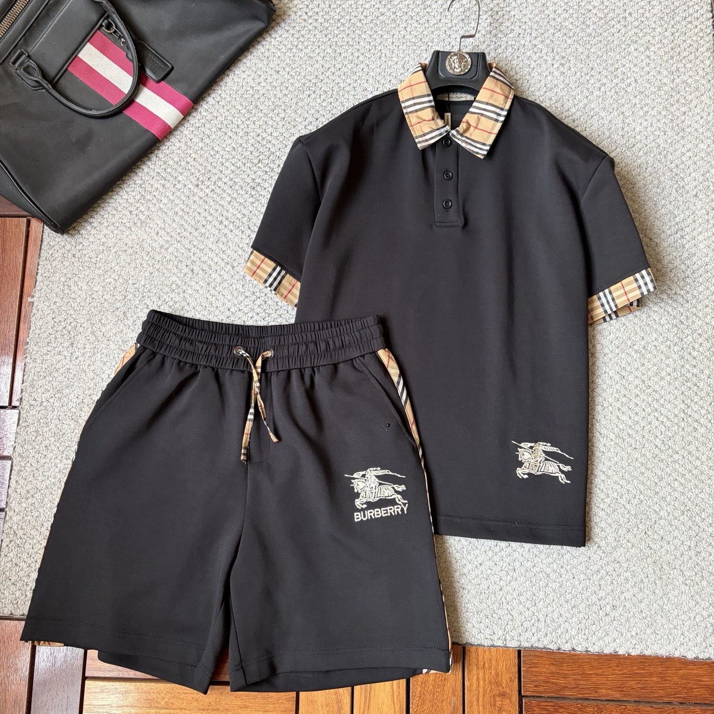 NO:910812,Burberry 2026 summer latest model, same style for men and women, classic design short-sleeved T-shirt shorts suit, slightly expanded version, customized air layer fabric, soft to the touch, comfortable to wear, fine workmanship. The upper body effect is incomparably handsome, size M-3XL,, burberry, shorts, T-shirt, tees, t-shirt,19860909巴宝莉 2026夏季最新款,男女同款,经典设计短袖T恤短裤套装,微扩版型,定制空气层面料,手感柔软,穿着舒适,做工精细.上身效果无敌帅气,码数M-3XL,,burberry,shorts,T-shirt,tees，t-shirt,,Men's clothing