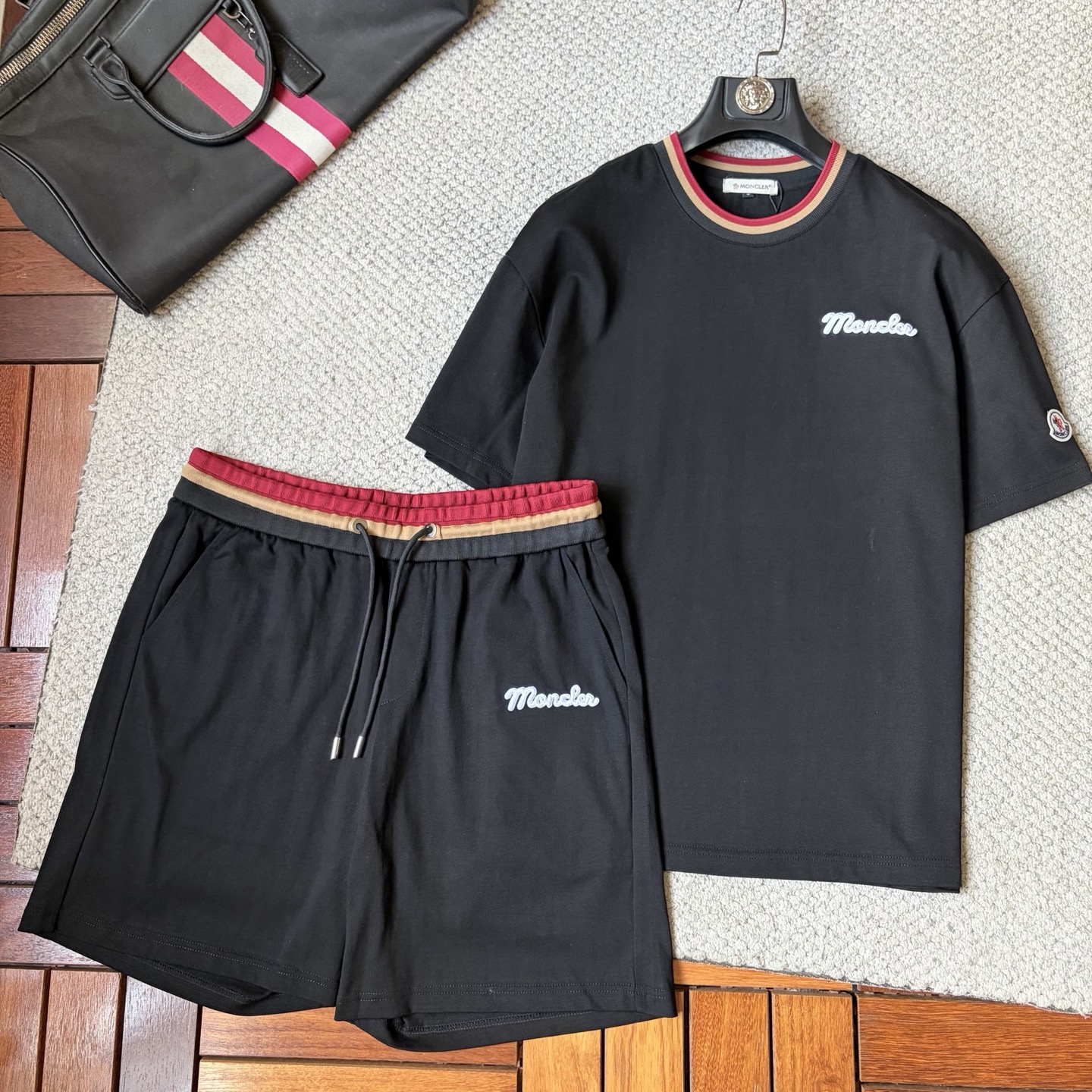 NO:937032,Moncler 2026 summer latest model, same style for men and women, classic design short-sleeved T-shirt and shorts suit, slightly expanded version, customized air layer fabric, soft to the touch, comfortable to wear, fine workmanship. The upper body effect is incomparably handsome, size M-3XL, Moncler, shorts, T-shirt, tees, t-shirt,19860909蒙口 2026夏季最新款,男女同款,经典设计短袖T恤短裤套装,微扩版型,定制空气层面料,手感柔软,穿着舒适,做工精细.上身效果无敌帅气,码数M-3XL,,Moncler,shorts,T-shirt,tees，t-shirt,,Men's clothing