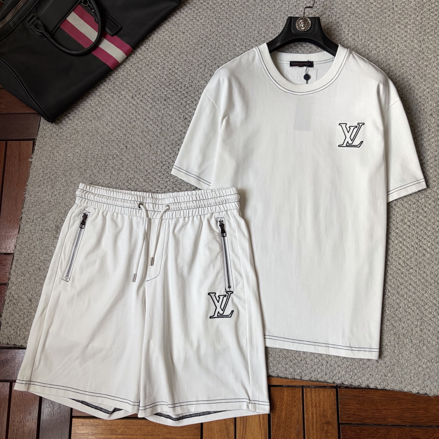 NO:910820,LV2026 latest summer style, same style for men and women, classic design short-sleeved T-shirt shorts suit, slightly expanded version, customized air layer fabric, soft to the touch, comfortable to wear, fine workmanship. The upper body effect is incomparably handsome, size M-3XL,, louis vuitton, shorts, T-shirt, tees, t-shirt,19860909LV2026夏季最新款,男女同款,经典设计短袖T恤短裤套装,微扩版型,定制空气层面料,手感柔软,穿着舒适,做工精细.上身效果无敌帅气,码数M-3XL,,louis vuitton,shorts,T-shirt,tees，t-shirt,,Men's clothing