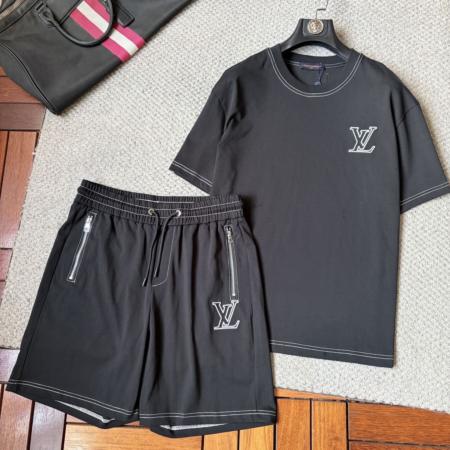 NO:937035,LV 2026 summer latest model, same style for men and women, classic design short-sleeved T-shirt shorts suit, slightly expanded version, customized air layer fabric, soft to the touch, comfortable to wear, fine workmanship. The upper body effect is invincible and handsome, size M-3XL,, louis vuitton, shorts, T-shirt, tees, t-shirt,19860909LV 2026夏季最新款,男女同款,经典设计短袖T恤短裤套装,微扩版型,定制空气层面料,手感柔软,穿着舒适,做工精细.上身效果无敌帅气,码数M-3XL,,louis vuitton,shorts,T-shirt,tees，t-shirt,,Men's clothing