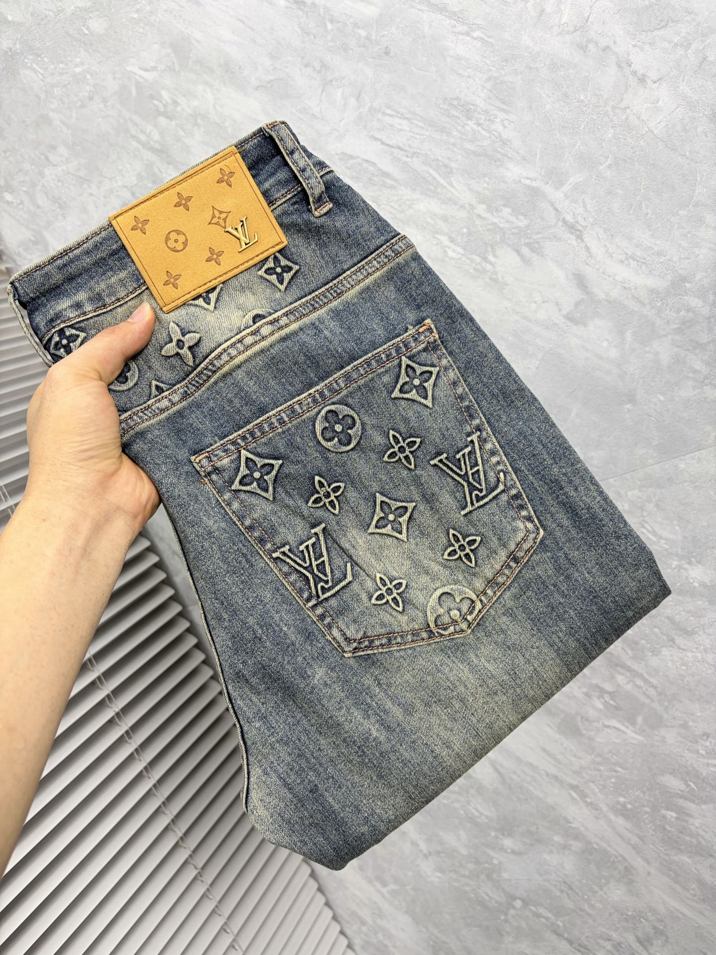 NO:907077,LV Louis 2026 new men's jeans have good elasticity. Exclusively available on the official website. Fashionable and elegant. Heavy craftsmanship design. Using original color yeast washing process. Selected imported heavy denim denim fabric with high-end hardware decoration. Genuine leather label. Exquisite stitching. Low-key and light luxury. Worth owning. Size 28-38 (no 35) shipped next day,,louis vuitton,louis vuitton,jeans,19860909LV路易 2026新品男士牛仔裤 面料弹性好.独家发售 官网同步 时尚优雅 重工艺设计.采用原色酵母水洗工艺 精选进口重磅丹宁牛仔面料 配高档五金装饰 真皮皮牌 精致车线 低调轻奢 值得拥有.码数28-38（无35）隔天出货,,louis vuitton,louis vuitton,jeans,,Men's clothing