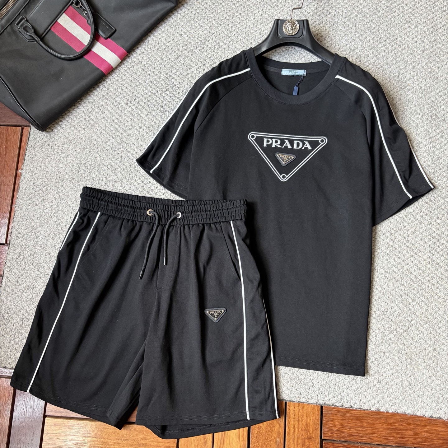 NO:910808,Prada's latest 2026 summer style, same style for men and women, classic design short-sleeved T-shirt shorts suit, slightly expanded version, customized air layer fabric, soft to the touch, comfortable to wear, fine workmanship. The upper body effect is incomparably handsome, size M-3XL,, prada, shorts, T-shirt, tees, t-shirt,19860909普拉达 2026夏季最新款,男女同款,经典设计短袖T恤短裤套装,微扩版型,定制空气层面料,手感柔软,穿着舒适,做工精细.上身效果无敌帅气,码数M-3XL,,prada,shorts,T-shirt,tees，t-shirt,,Men's clothing