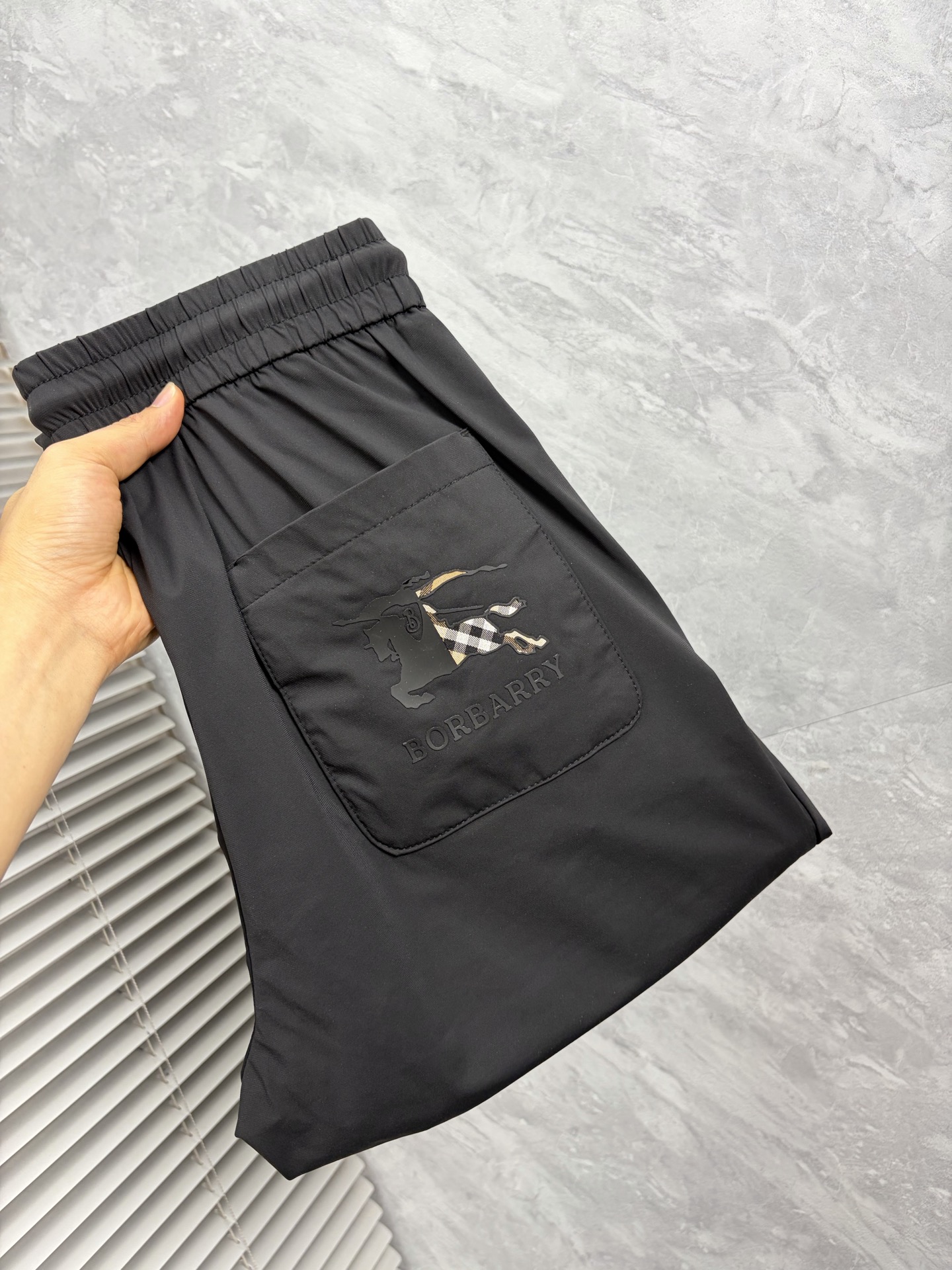 NO:907059,Burberry's 2026 SS counter casual pants are a hot trend. This season's must-have versatile style, the upper body is extremely outstanding, super versatile, the original 1:1 replica. The counter's latest fashion element design, imported custom-woven high-quality European cotton fabrics, super good fit, a must-have for casual fashion!  Highly recommended, sizes 29-38, burberry,19860909巴宝莉 2026ss专柜同步爆款休闲裤,本季必入百搭款式,上身极为出挑,超级百搭款 ,原版1:1复刻 专柜最新时尚元素设计,进口定织高品质欧棉面料,版型超好,休闲时尚必备！强烈推荐款 尺码 29-38,,burberry,,Men's clothing