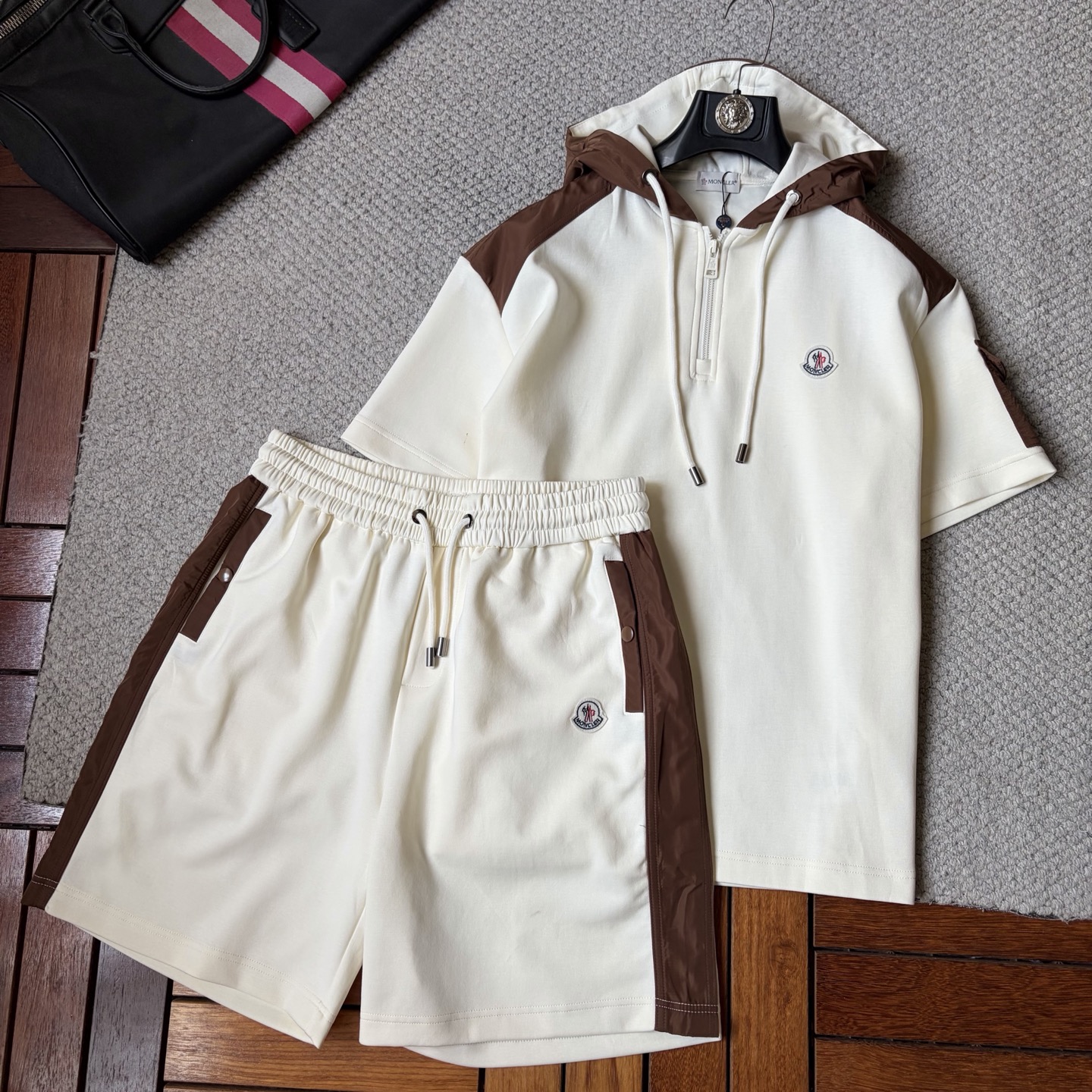 NO:937044,Moncler 2026 summer latest model, same style for men and women, classic design short-sleeved T-shirt and shorts suit, slightly expanded version, customized air layer fabric, soft to the touch, comfortable to wear, fine workmanship. The upper body effect is incomparably handsome, size M-3XL, Moncler, shorts, T-shirt, tees, t-shirt,19860909蒙口 2026夏季最新款,男女同款,经典设计短袖T恤短裤套装,微扩版型,定制空气层面料,手感柔软,穿着舒适,做工精细.上身效果无敌帅气,码数M-3XL,,Moncler,shorts,T-shirt,tees，t-shirt,,Men's clothing