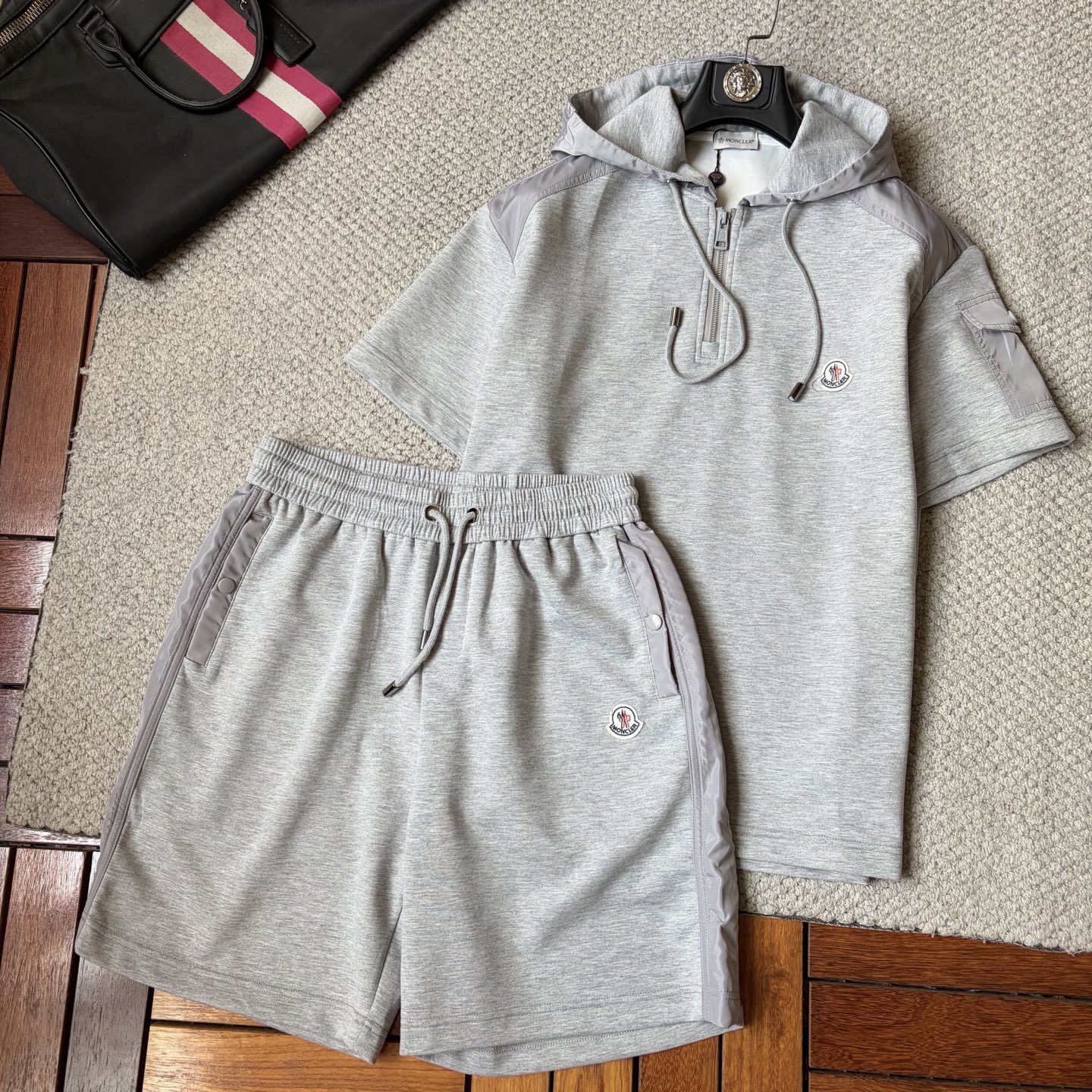 NO:937041,Moncler 2026 summer latest model, same style for men and women, classic design short-sleeved T-shirt and shorts suit, slightly expanded version, customized air layer fabric, soft to the touch, comfortable to wear, fine workmanship. The upper body effect is incomparably handsome, size M-3XL, Moncler, shorts, T-shirt, tees, t-shirt,19860909蒙口 2026夏季最新款,男女同款,经典设计短袖T恤短裤套装,微扩版型,定制空气层面料,手感柔软,穿着舒适,做工精细.上身效果无敌帅气,码数M-3XL,,Moncler,shorts,T-shirt,tees，t-shirt,,Men's clothing