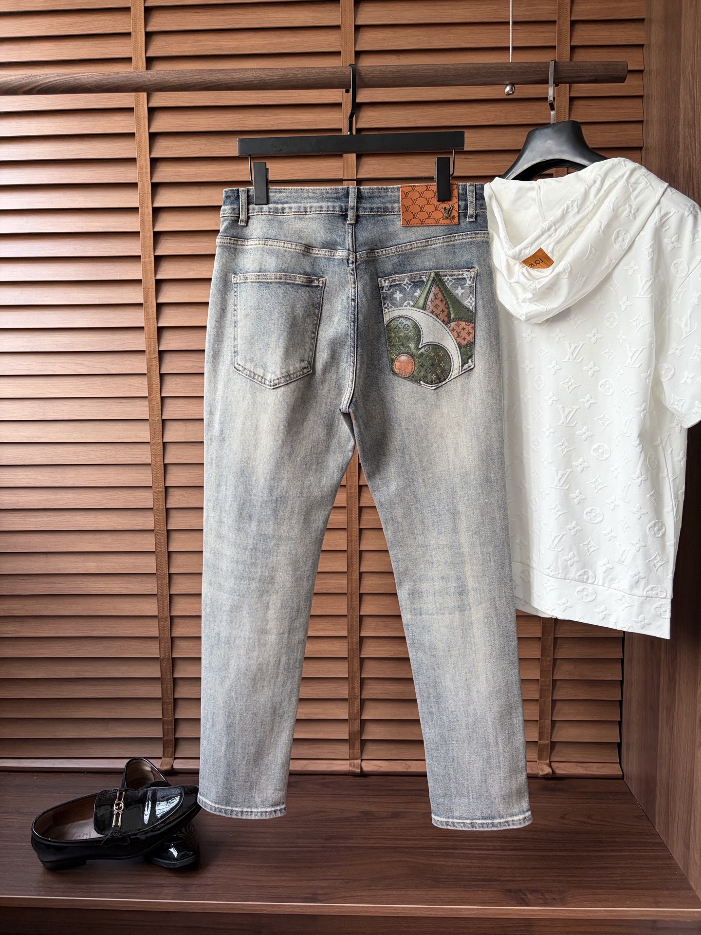 NO:910873,Available at the LV official website counter at the same time, original order, super stylish jeans, customized original washed denim fabric, unique design, top craftsmanship pattern logo, original hardware accessories decoration, extremely outstanding jeans, the materials and craftsmanship are extremely luxurious and exquisite, extremely high grade, handsome and stylish upper body, recommended, size 29-38, louis vuitton, jeans,19860909LV 官网专柜同步有售,原单狠货,超级有范儿的一款牛仔裤,定制原版水洗牛仔面料,独特设计,顶级工艺图案logo,原版五金辅料装饰,极为翘楚的一款牛仔裤,用料与工艺都极致奢华精湛,档次极高,上身帅气有型,推荐,码数29—38,,louis vuitton,jeans,,Men's clothing