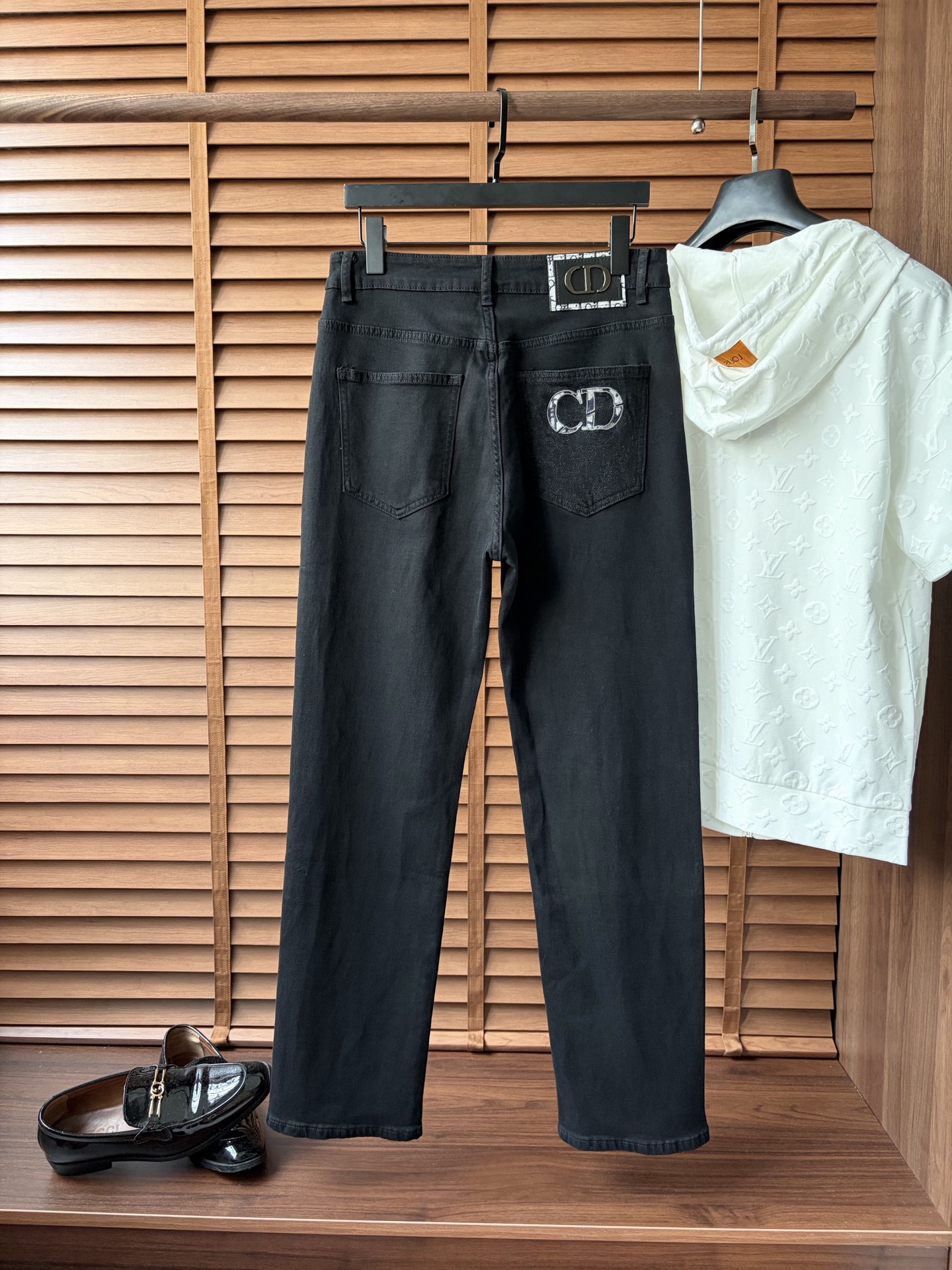 NO:910862,dr official website counters are available at the same time, original orders, super stylish jeans, customized original washed denim fabric, unique design, top craftsmanship pattern logo, original hardware accessories decoration, an extremely outstanding pair of jeans, the materials and craftsmanship are extremely luxurious and exquisite, extremely high-grade, handsome and stylish upper body, recommended, code number 29-38,,jeans,19860909dr 官网专柜同步有售,原单狠货,超级有范儿的一款牛仔裤,定制原版水洗牛仔面料,独特设计,顶级工艺图案logo,原版五金辅料装饰,极为翘楚的一款牛仔裤,用料与工艺都极致奢华精湛,档次极高,上身帅气有型,推荐,码数29—38,,jeans,,Men's clothing