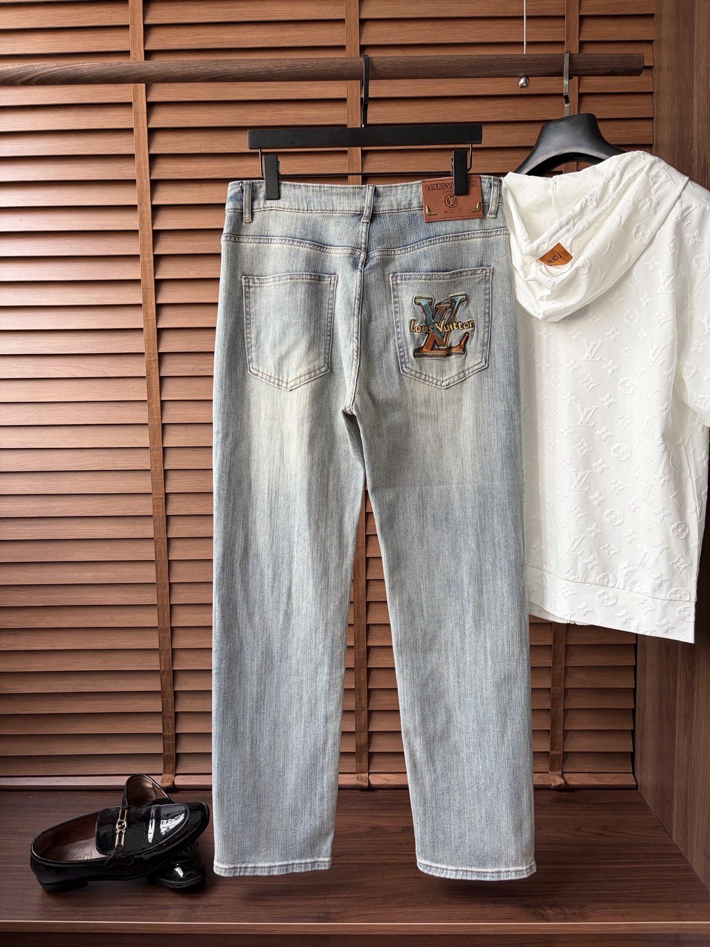NO:937048,Available at the LV official website counter at the same time, original order, super stylish jeans, customized original washed denim fabric, unique design, top craftsmanship pattern logo, original hardware accessories decoration, extremely outstanding jeans, the materials and craftsmanship are extremely luxurious and exquisite, extremely high grade, handsome and stylish upper body, recommended, size 29-38, louis vuitton, jeans,19860909LV 官网专柜同步有售,原单狠货,超级有范儿的一款牛仔裤,定制原版水洗牛仔面料,独特设计,顶级工艺图案logo,原版五金辅料装饰,极为翘楚的一款牛仔裤,用料与工艺都极致奢华精湛,档次极高,上身帅气有型,推荐,码数29—38,,louis vuitton,jeans,,Men's clothing