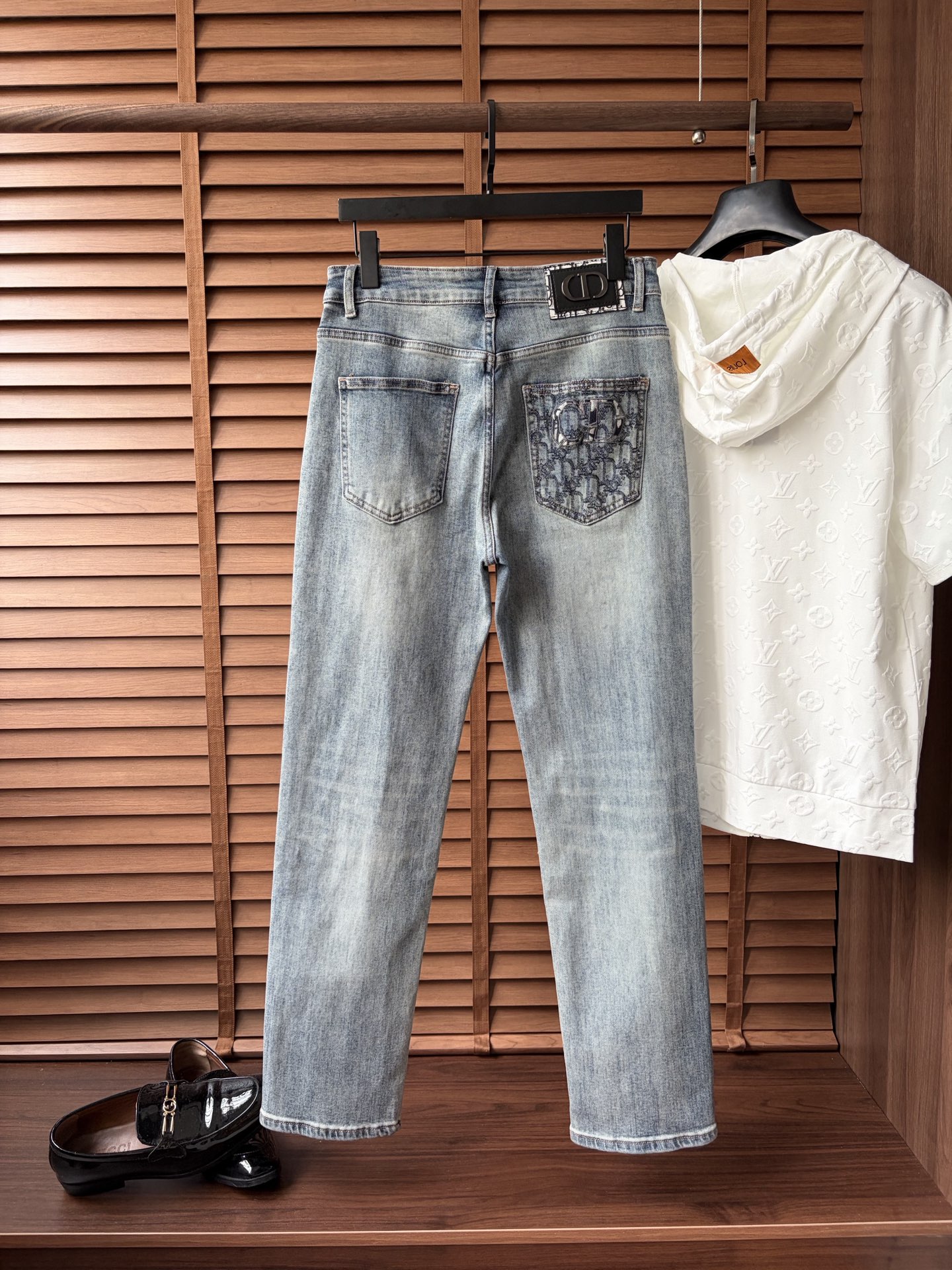 NO:910860,DR official website counters are available at the same time, original items, super stylish jeans, customized original washed denim fabric, unique design, top craftsmanship pattern logo, original hardware accessories decoration, extremely outstanding jeans, the materials and craftsmanship are extremely luxurious and exquisite, extremely high-grade, handsome and stylish upper body, recommended, code number 29-38,,jeans,19860909DR 官网专柜同步有售,原单狠货,超级有范儿的一款牛仔裤,定制原版水洗牛仔面料,独特设计,顶级工艺图案logo,原版五金辅料装饰,极为翘楚的一款牛仔裤,用料与工艺都极致奢华精湛,档次极高,上身帅气有型,推荐,码数29—38,,jeans,,Men's clothing