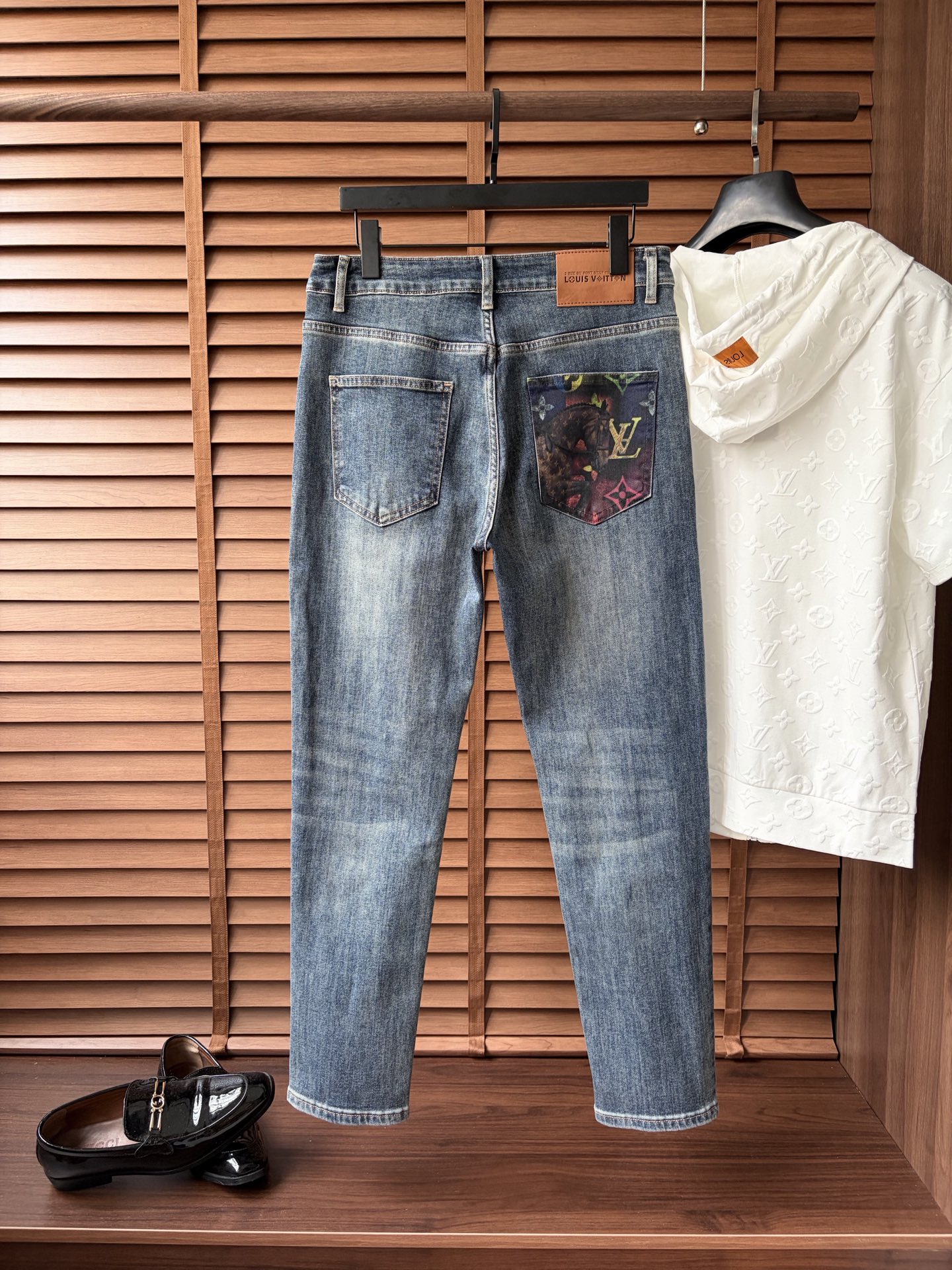 NO:937054,Available at the LV official website counter at the same time, original order, super stylish jeans, customized original washed denim fabric, unique design, top craftsmanship pattern logo, original hardware accessories decoration, extremely outstanding jeans, the materials and craftsmanship are extremely luxurious and exquisite, extremely high grade, handsome and stylish upper body, recommended, size 29-38, louis vuitton, jeans,19860909LV 官网专柜同步有售,原单狠货,超级有范儿的一款牛仔裤,定制原版水洗牛仔面料,独特设计,顶级工艺图案logo,原版五金辅料装饰,极为翘楚的一款牛仔裤,用料与工艺都极致奢华精湛,档次极高,上身帅气有型,推荐,码数29—38,,louis vuitton,jeans,,Men's clothing