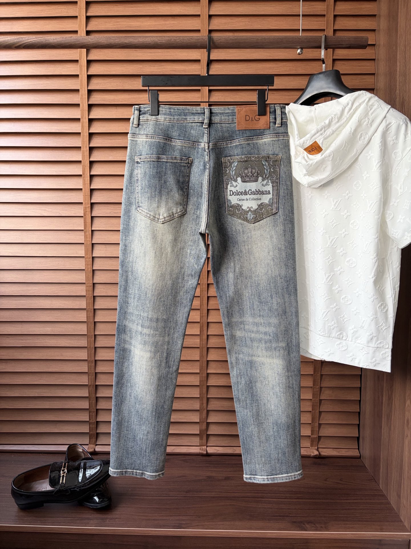 NO:910855,DG official website counters are available at the same time, original goods, super stylish jeans, customized original washed denim fabric, unique design, top craftsmanship pattern logo, original hardware accessories decoration, extremely outstanding jeans, the materials and craftsmanship are extremely luxurious and exquisite, extremely high-grade, handsome and stylish upper body, recommended, code number 29-38,,jeans,19860909DG 官网专柜同步有售,原单狠货,超级有范儿的一款牛仔裤,定制原版水洗牛仔面料,独特设计,顶级工艺图案logo,原版五金辅料装饰,极为翘楚的一款牛仔裤,用料与工艺都极致奢华精湛,档次极高,上身帅气有型,推荐,码数29—38,,jeans,,Men's clothing