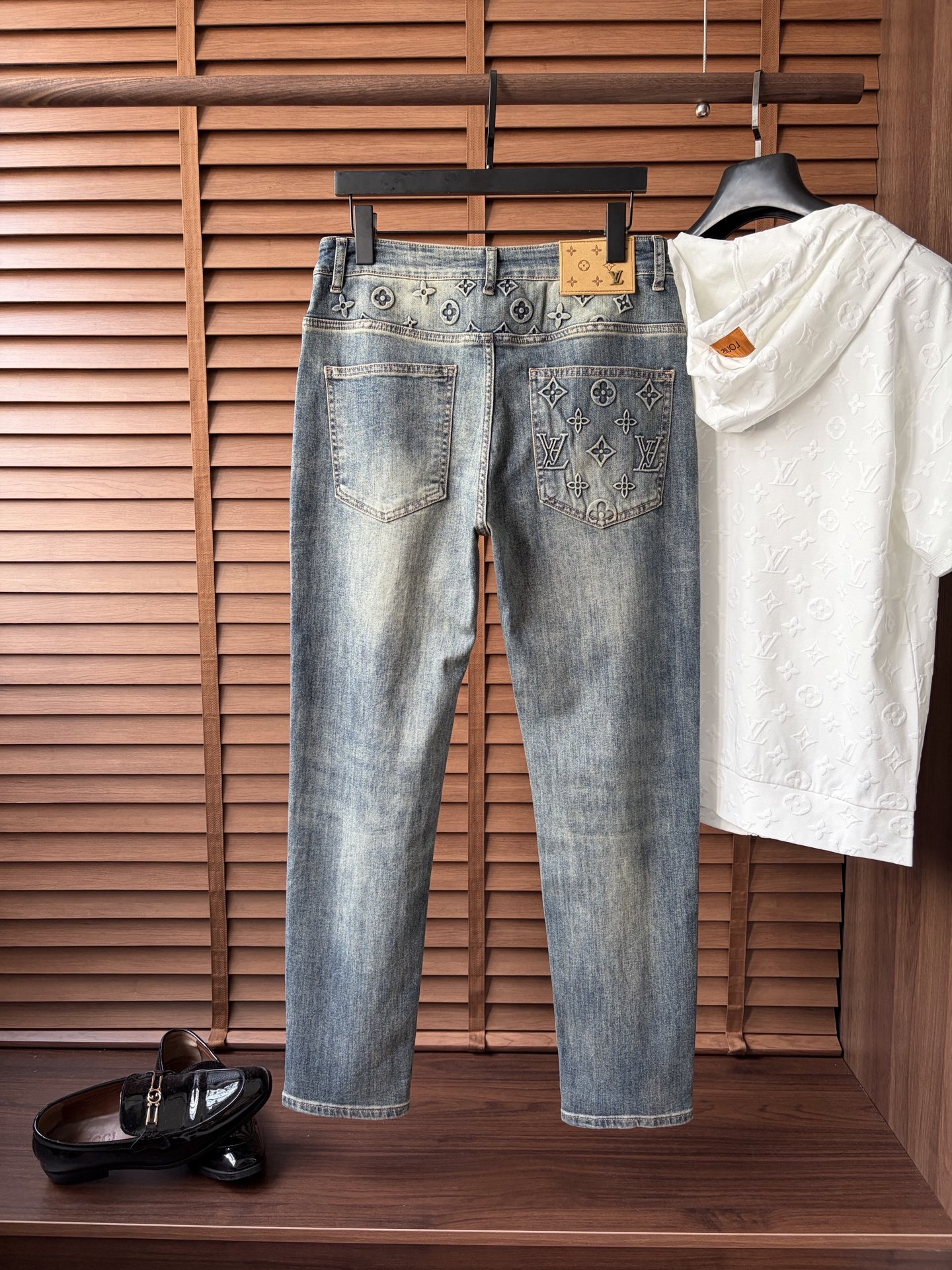 NO:937057,Available at the LV official website counter at the same time, original order, super stylish jeans, customized original washed denim fabric, unique design, top craftsmanship pattern logo, original hardware accessories decoration, extremely outstanding jeans, the materials and craftsmanship are extremely luxurious and exquisite, extremely high grade, handsome and stylish upper body, recommended, size 29-38, louis vuitton, jeans,19860909LV 官网专柜同步有售,原单狠货,超级有范儿的一款牛仔裤,定制原版水洗牛仔面料,独特设计,顶级工艺图案logo,原版五金辅料装饰,极为翘楚的一款牛仔裤,用料与工艺都极致奢华精湛,档次极高,上身帅气有型,推荐,码数29—38,,louis vuitton,jeans,,Men's clothing