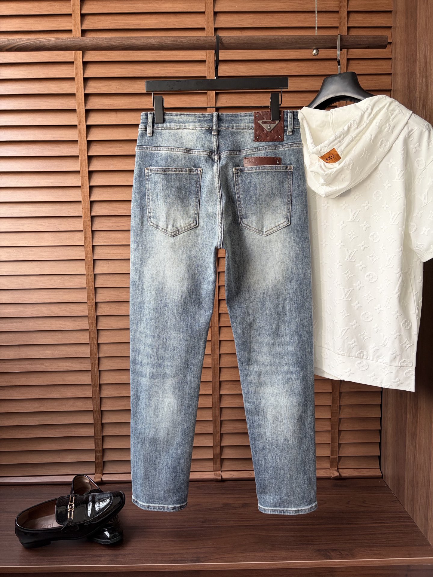 NO:910852,Paul's official website counter is available at the same time, the original order is very good, a super stylish pair of jeans, customized original washed denim fabric, unique design, top craftsmanship pattern logo, original hardware accessories decoration, an extremely outstanding pair of jeans, the materials and craftsmanship are extremely luxurious and exquisite, the grade is extremely high, the upper body is handsome and stylish, recommended, code number 29-38,,jeans,19860909保罗 官网专柜同步有售,原单狠货,超级有范儿的一款牛仔裤,定制原版水洗牛仔面料,独特设计,顶级工艺图案logo,原版五金辅料装饰,极为翘楚的一款牛仔裤,用料与工艺都极致奢华精湛,档次极高,上身帅气有型,推荐,码数29—38,,jeans,,Men's clothing