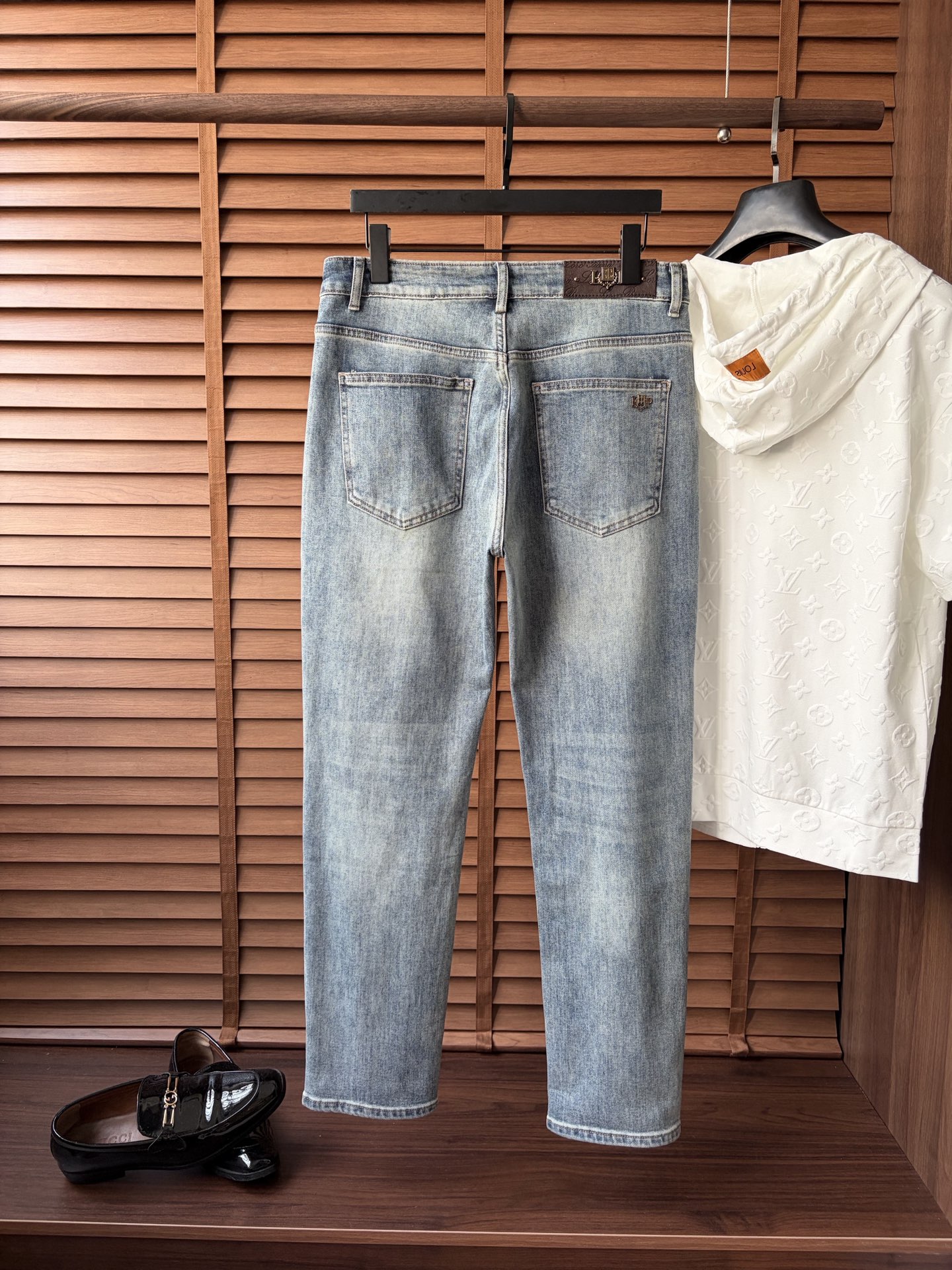NO:910848,BC official website counters are available at the same time, the original order is very good, a super stylish pair of jeans, customized original washed denim fabric, unique design, top craftsmanship pattern logo, original hardware accessories decoration, an extremely outstanding pair of jeans, the materials and craftsmanship are extremely luxurious and exquisite, extremely high-grade, handsome and stylish upper body, recommended, size 29-38,,jeans,19860909BC 官网专柜同步有售,原单狠货,超级有范儿的一款牛仔裤,定制原版水洗牛仔面料,独特设计,顶级工艺图案logo,原版五金辅料装饰,极为翘楚的一款牛仔裤,用料与工艺都极致奢华精湛,档次极高,上身帅气有型,推荐,码数29—38,,jeans,,Men's clothing