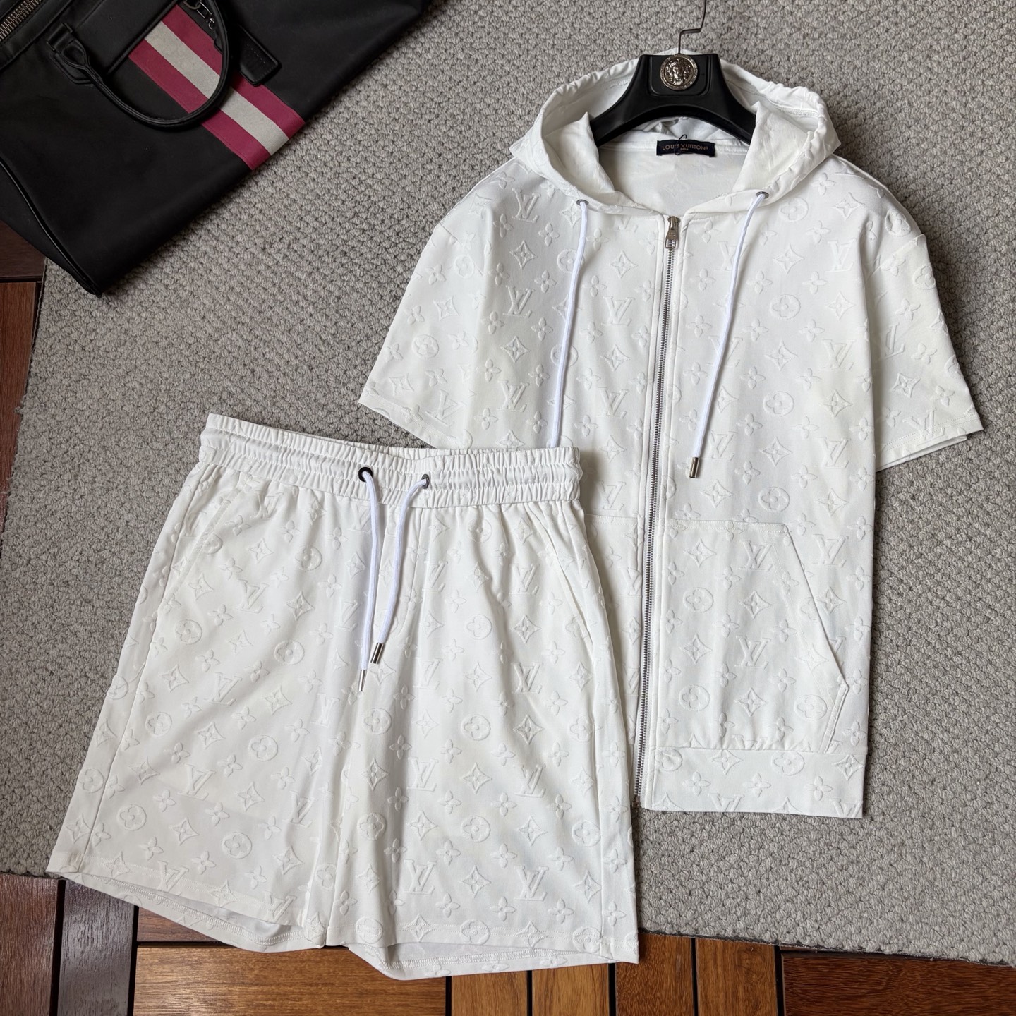 NO:937047,LV 2026 summer latest model, same style for men and women, classic design short-sleeved T-shirt shorts suit, slightly expanded version, customized air layer fabric, soft to the touch, comfortable to wear, fine workmanship. The upper body effect is invincible and handsome, size M-3XL,, louis vuitton, shorts, T-shirt, tees, t-shirt,19860909LV 2026夏季最新款,男女同款,经典设计短袖T恤短裤套装,微扩版型,定制空气层面料,手感柔软,穿着舒适,做工精细.上身效果无敌帅气,码数M-3XL,,louis vuitton,shorts,T-shirt,tees，t-shirt,,Men's clothing